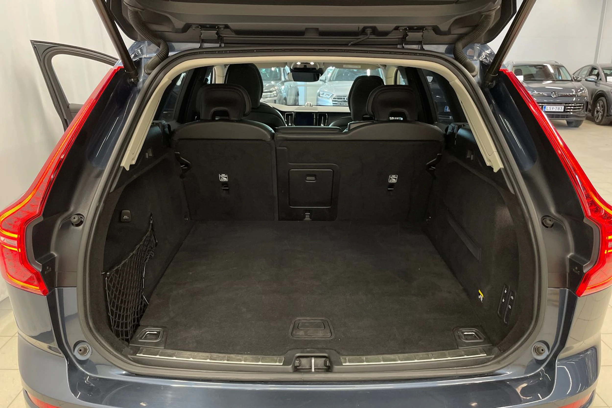 Sininen Volvo XC60 2019 kuva 26.