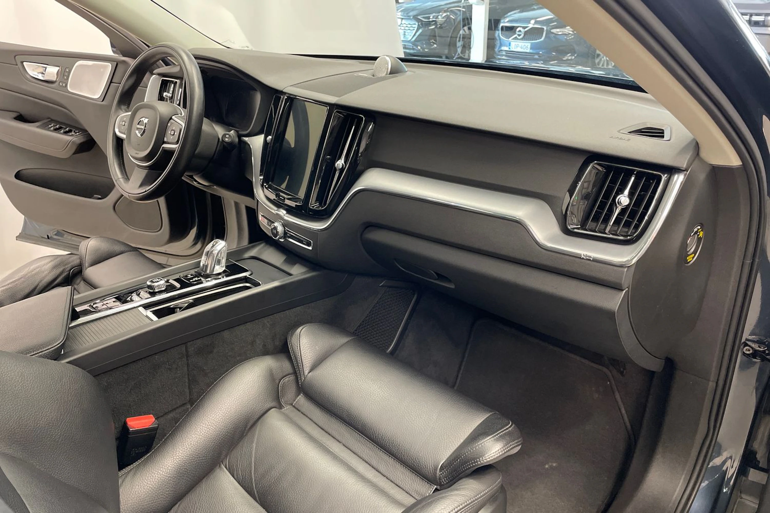 Sininen Volvo XC60 2019 kuva 28.