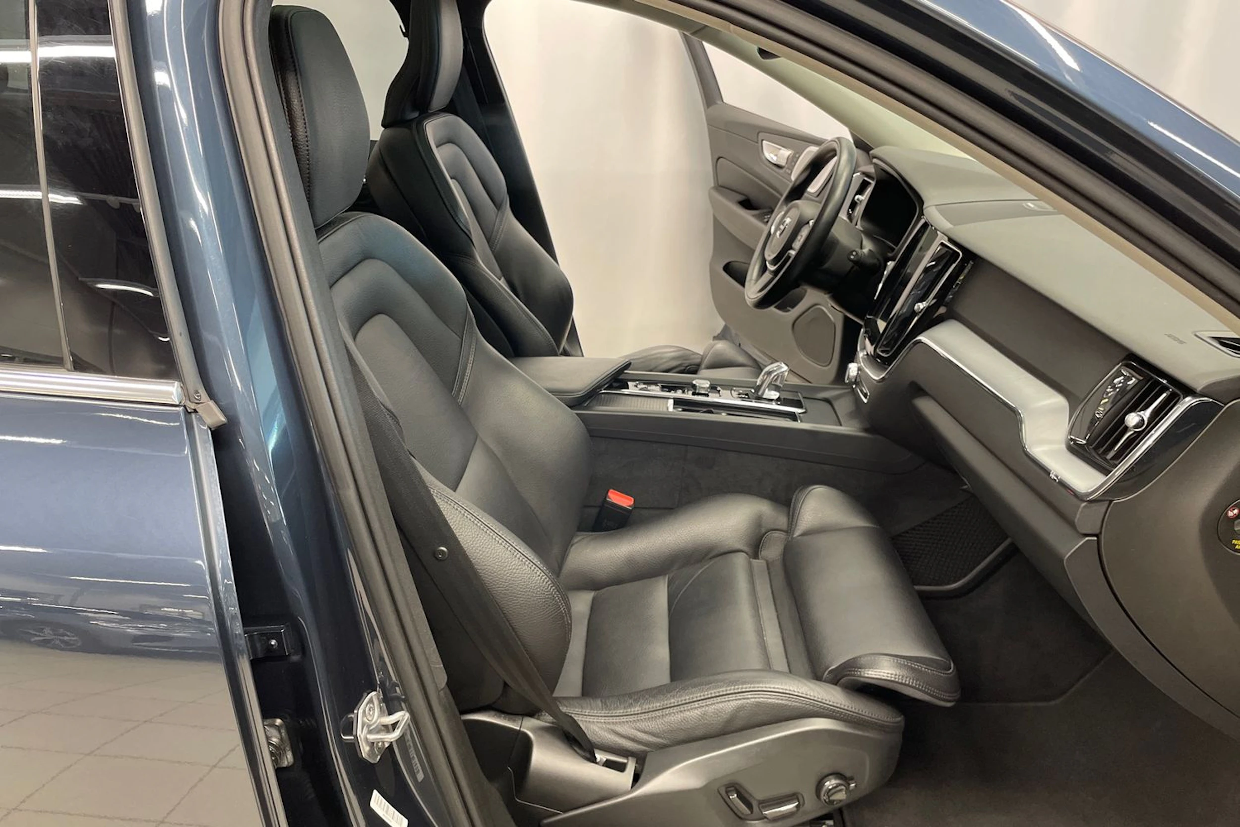 Sininen Volvo XC60 2019 kuva 29.