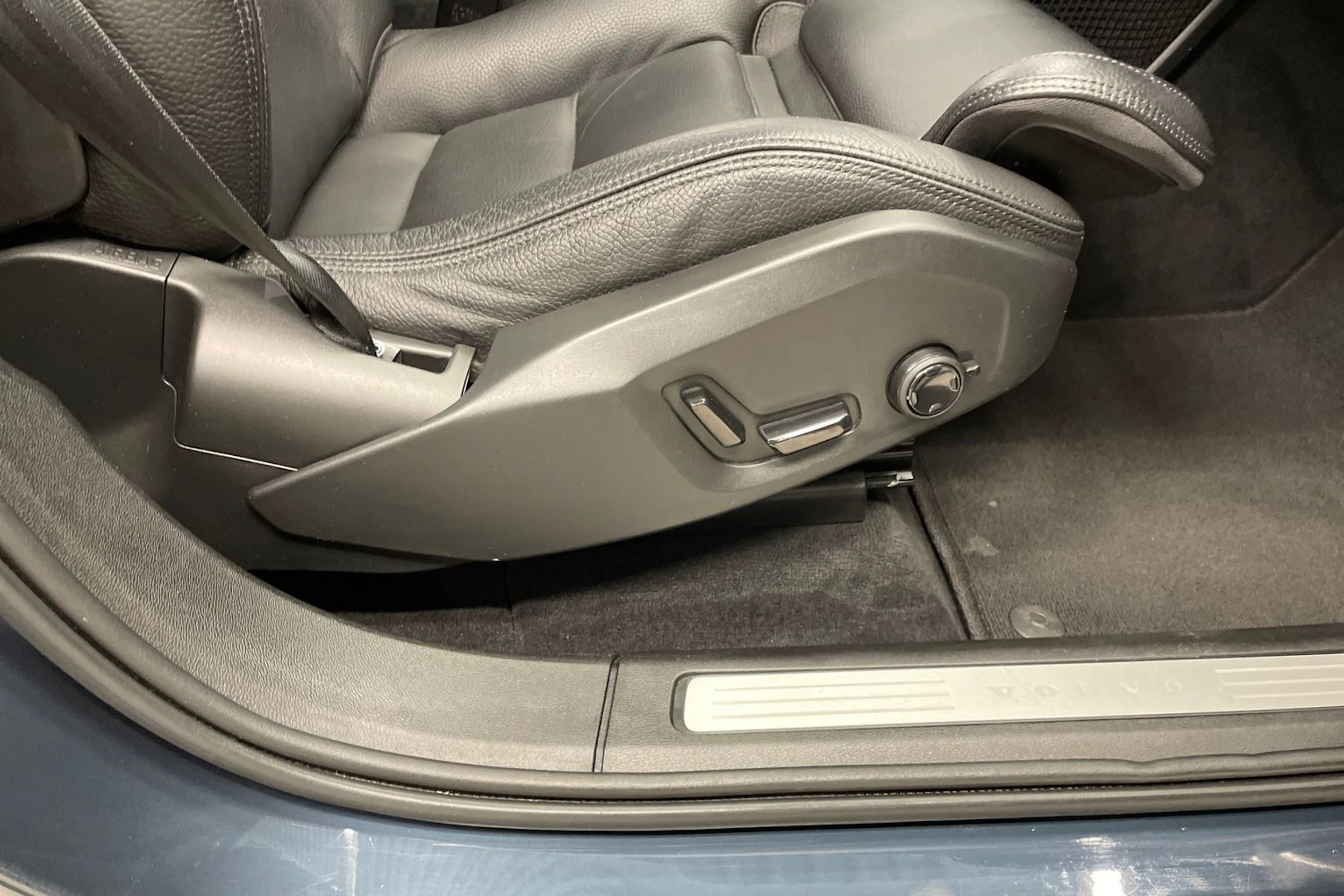 Sininen Volvo XC60 2019 kuva 30.