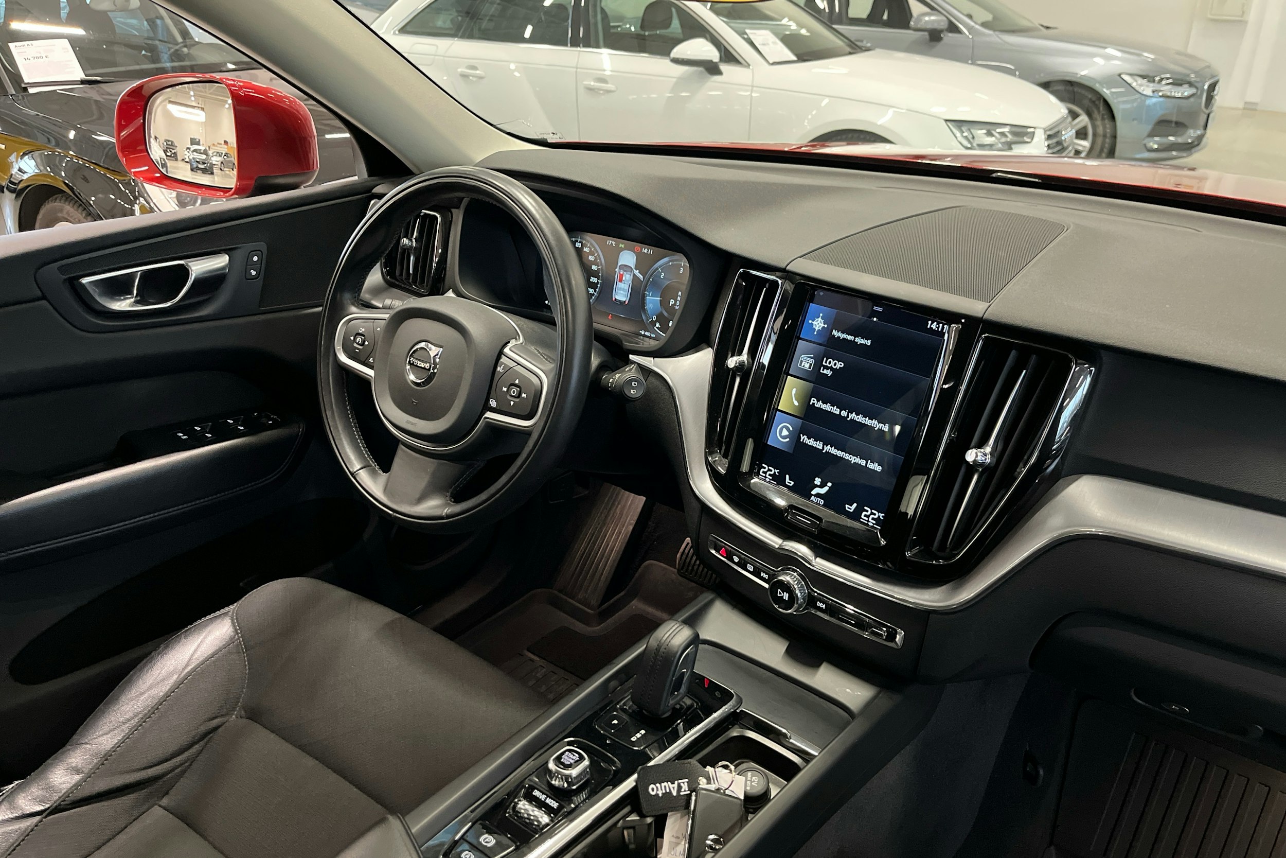 punainen Volvo XC60 2019 kuva 14.