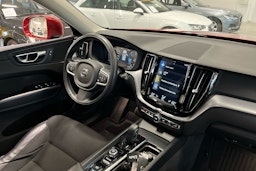 punainen Volvo XC60 2019 kuva 14.