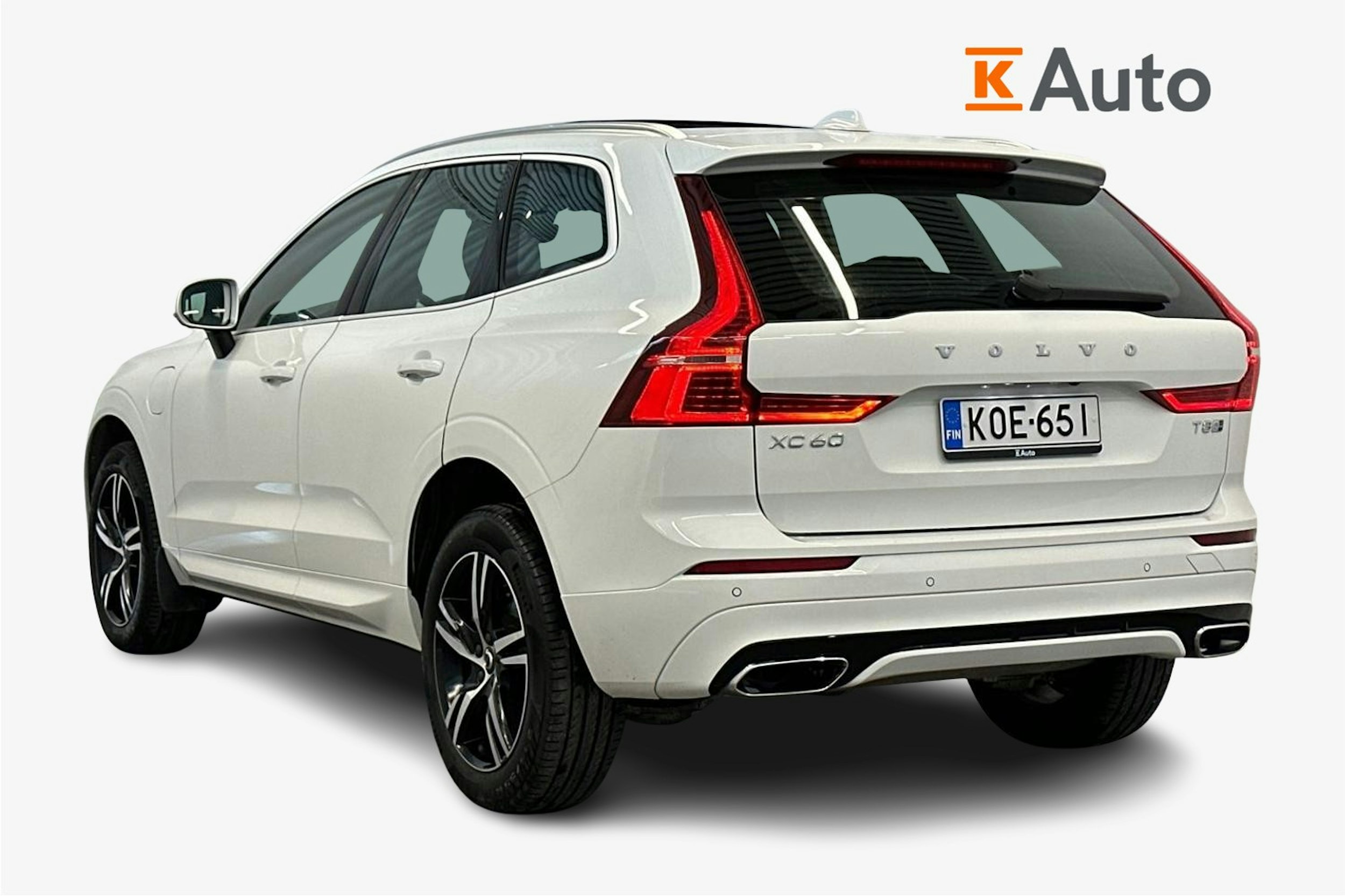 valkoinen Volvo XC60 2019 kuva 2.