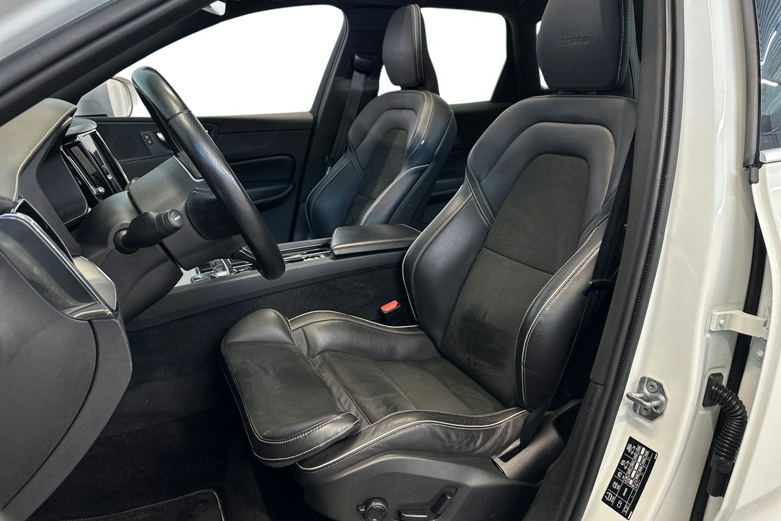 valkoinen Volvo XC60 2019 kuva 9.