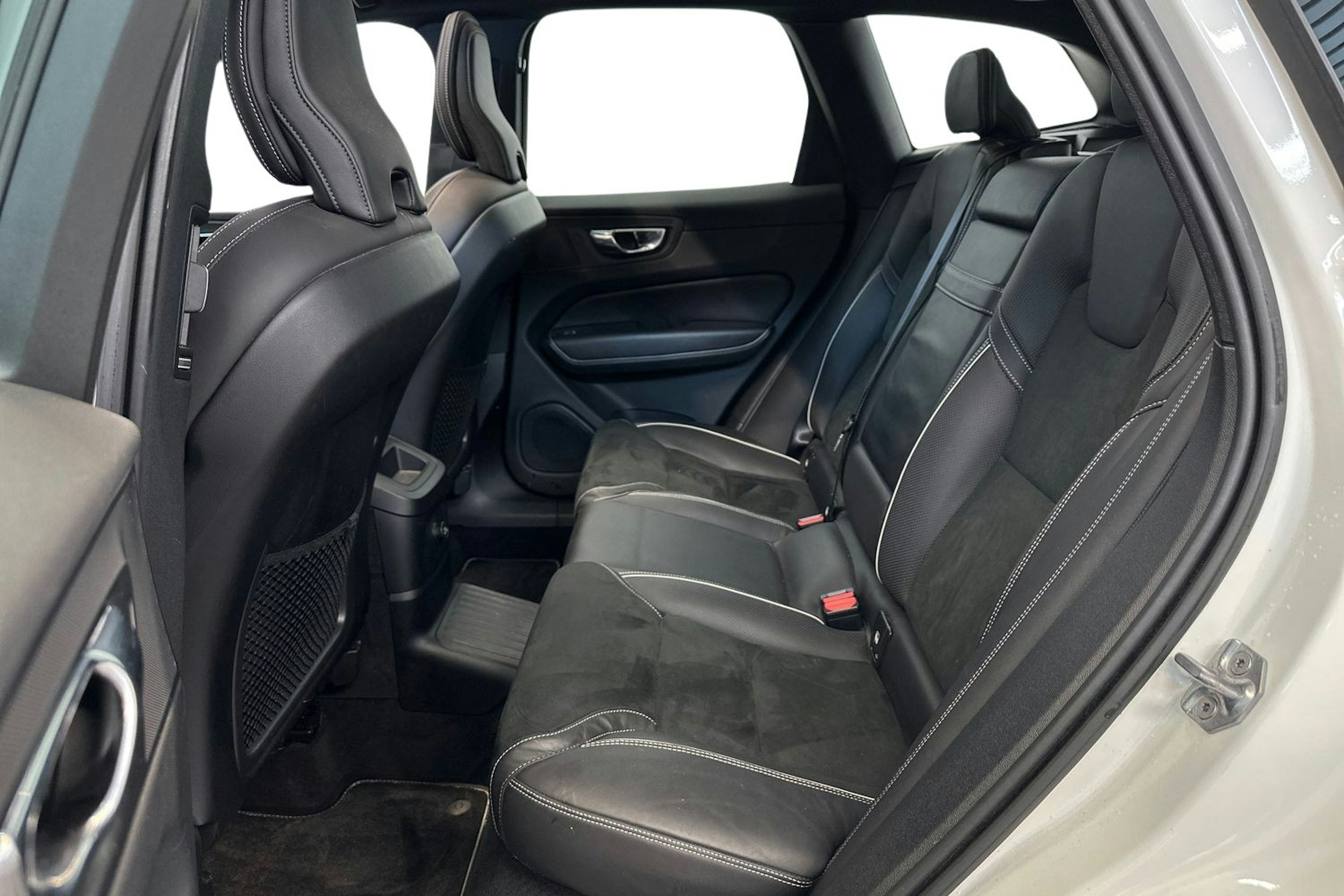 valkoinen Volvo XC60 2019 kuva 10.