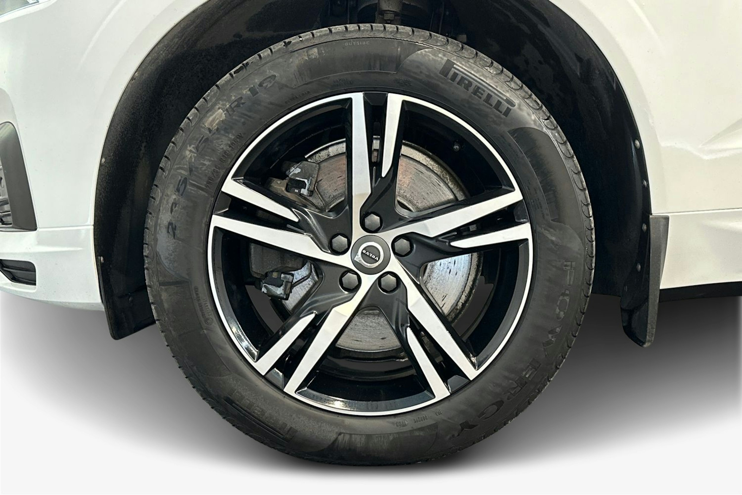 valkoinen Volvo XC60 2019 kuva 11.