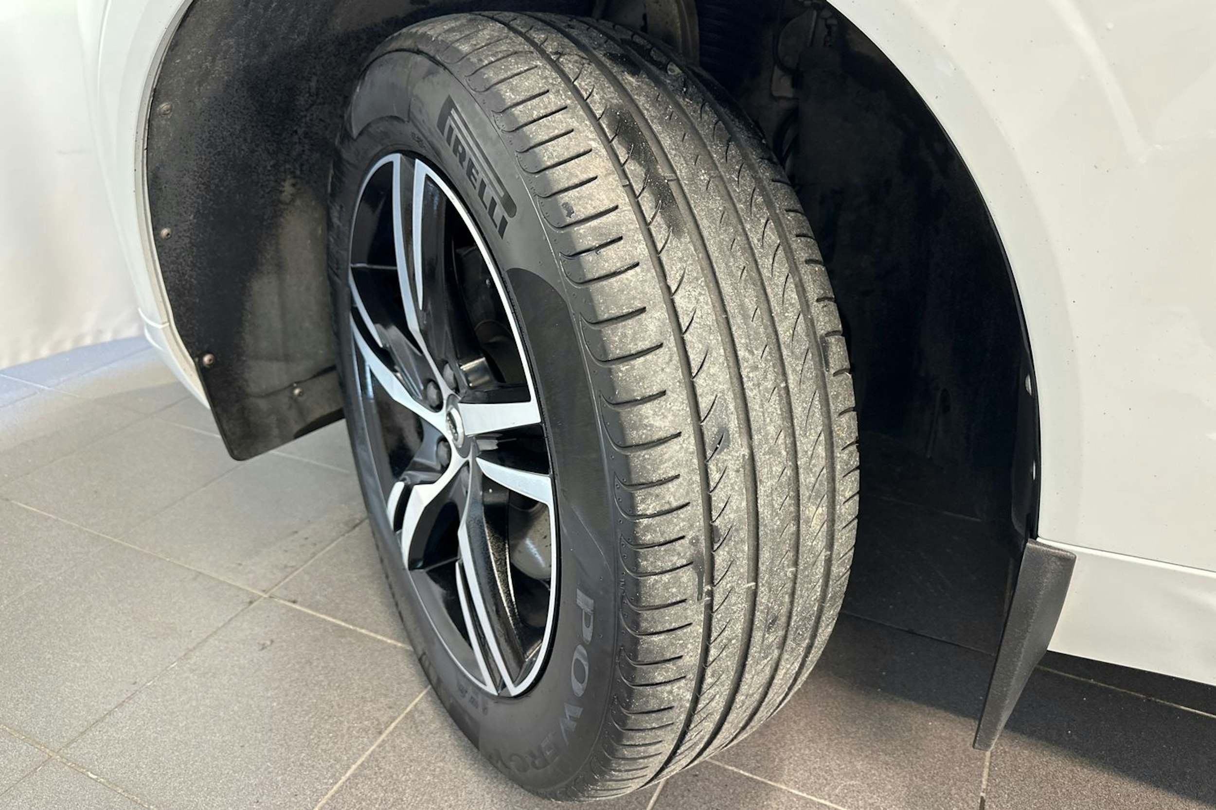 valkoinen Volvo XC60 2019 kuva 13.