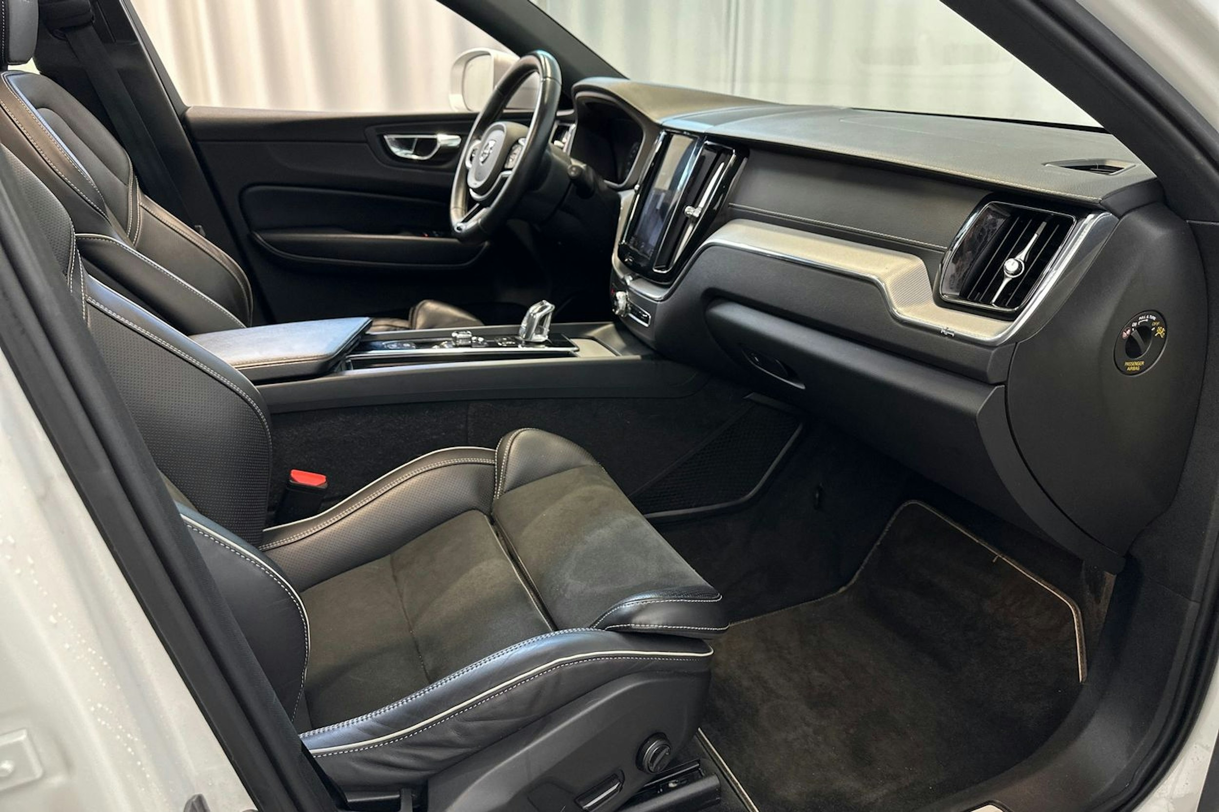 valkoinen Volvo XC60 2019 kuva 14.