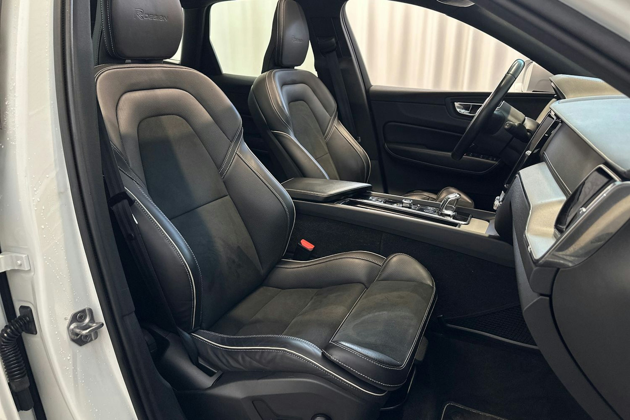 valkoinen Volvo XC60 2019 kuva 15.