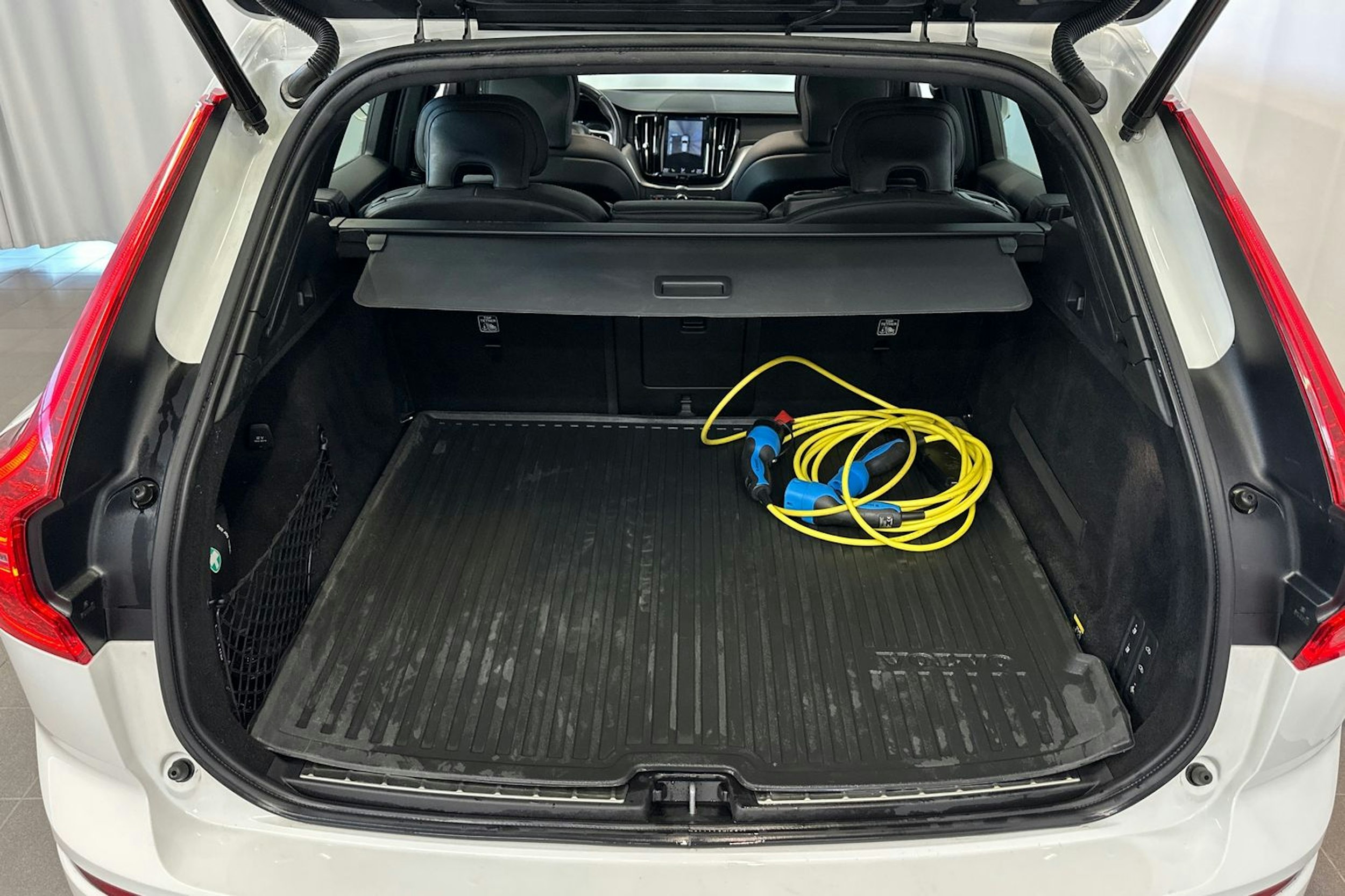 valkoinen Volvo XC60 2019 kuva 16.