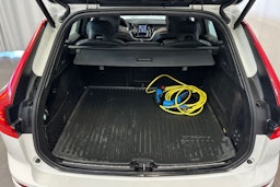 valkoinen Volvo XC60 2019 kuva 16.