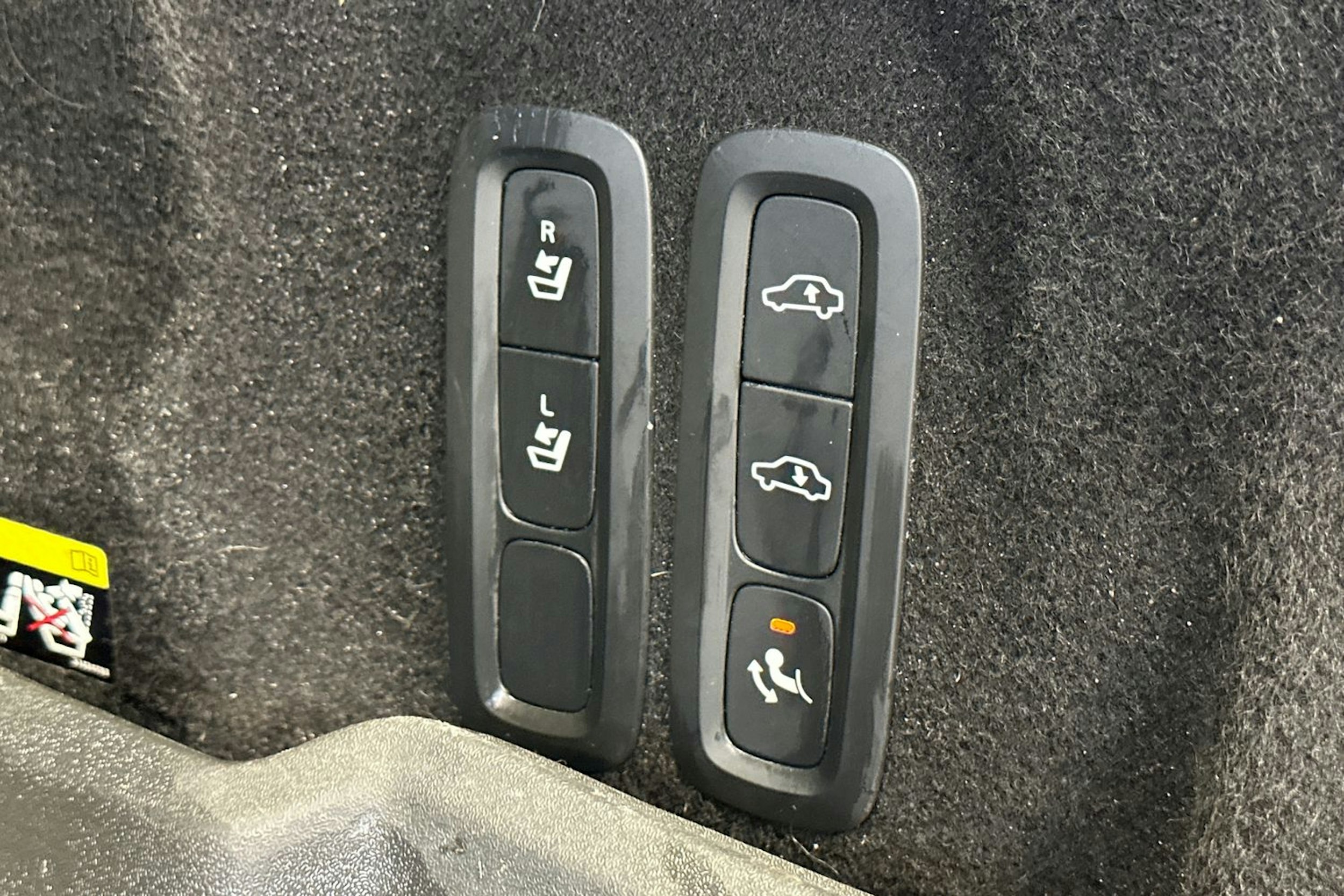 valkoinen Volvo XC60 2019 kuva 17.