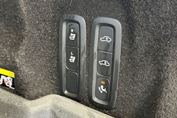 valkoinen Volvo XC60 2019 kuva 17.