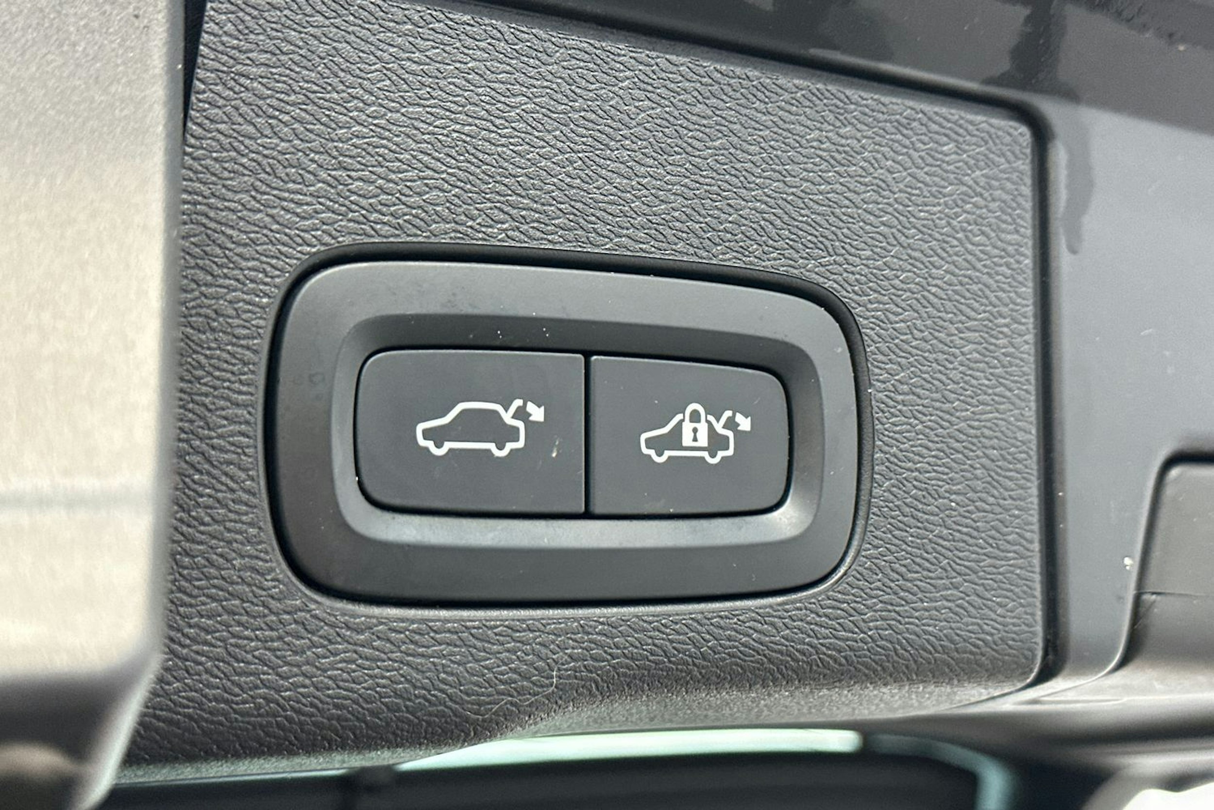 valkoinen Volvo XC60 2019 kuva 18.