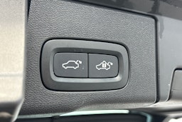 valkoinen Volvo XC60 2019 kuva 18.