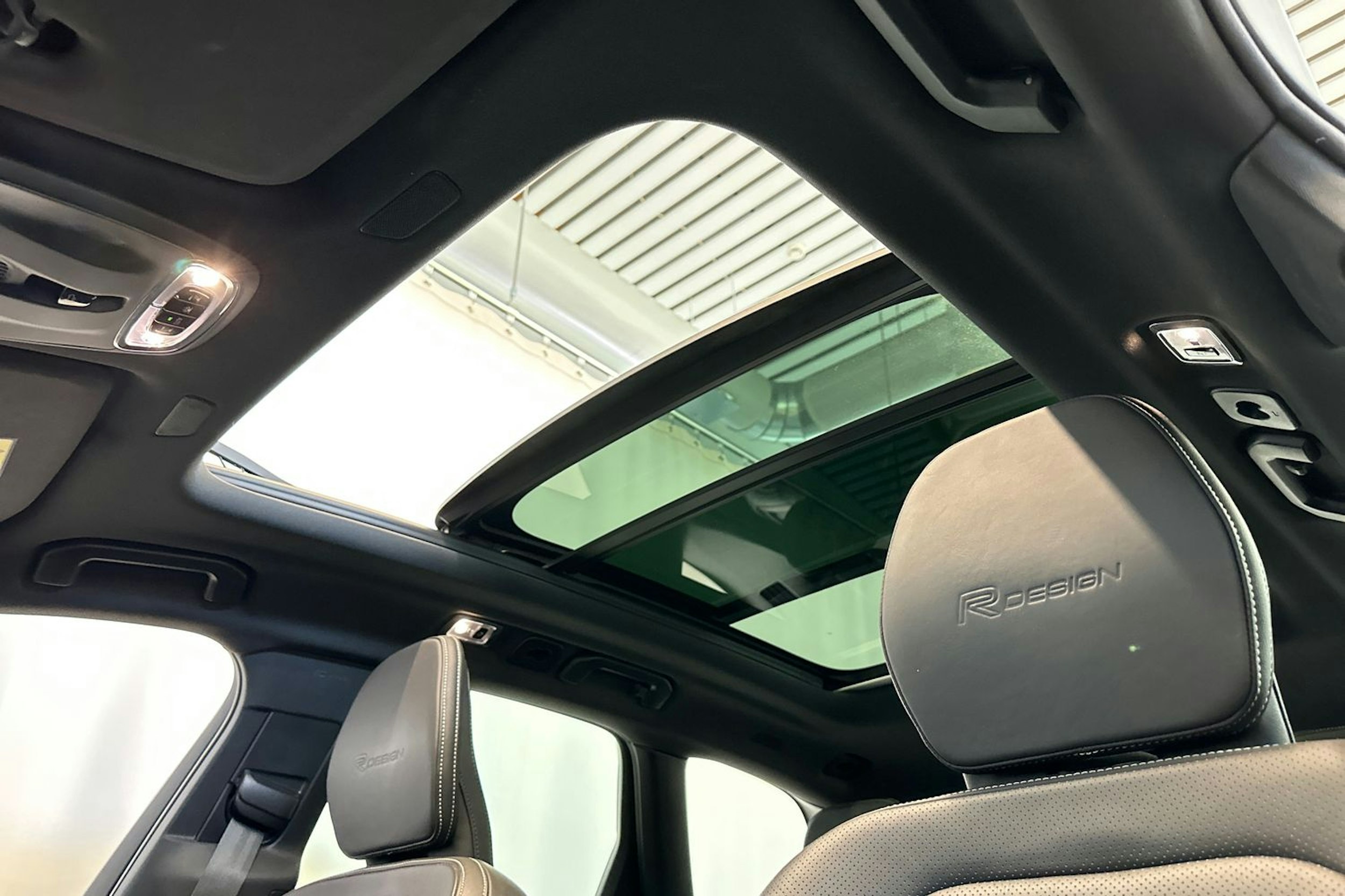 valkoinen Volvo XC60 2019 kuva 20.