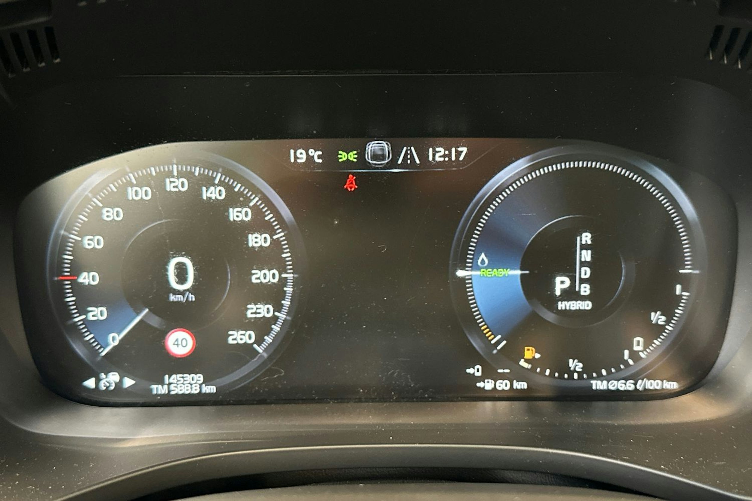 valkoinen Volvo XC60 2019 kuva 21.