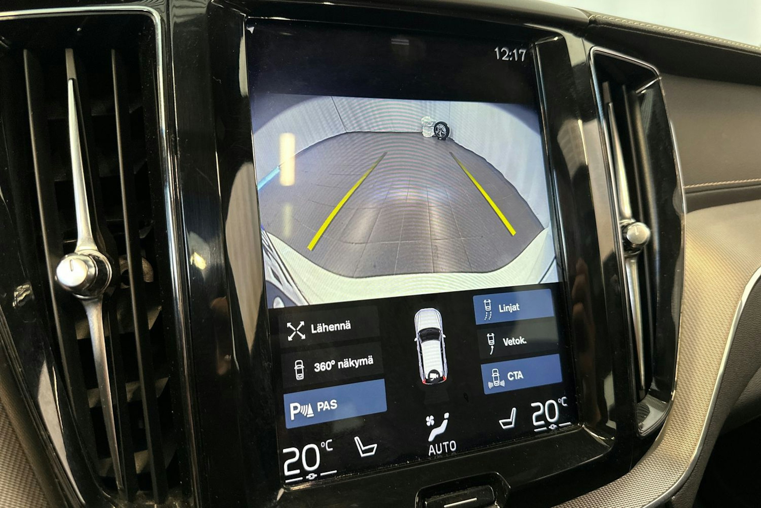 valkoinen Volvo XC60 2019 kuva 23.
