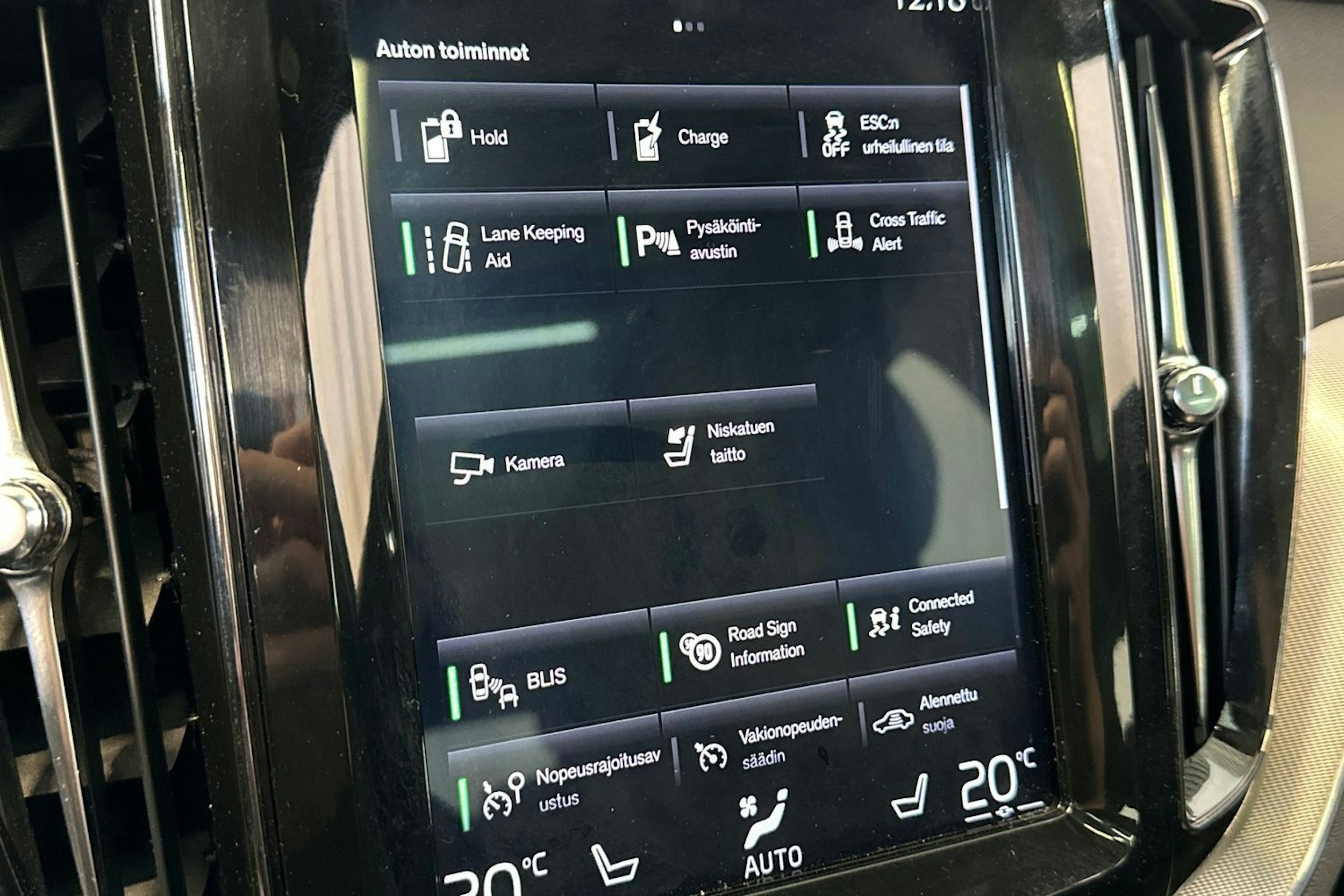 valkoinen Volvo XC60 2019 kuva 24.