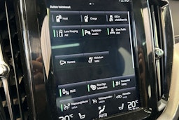 valkoinen Volvo XC60 2019 kuva 24.