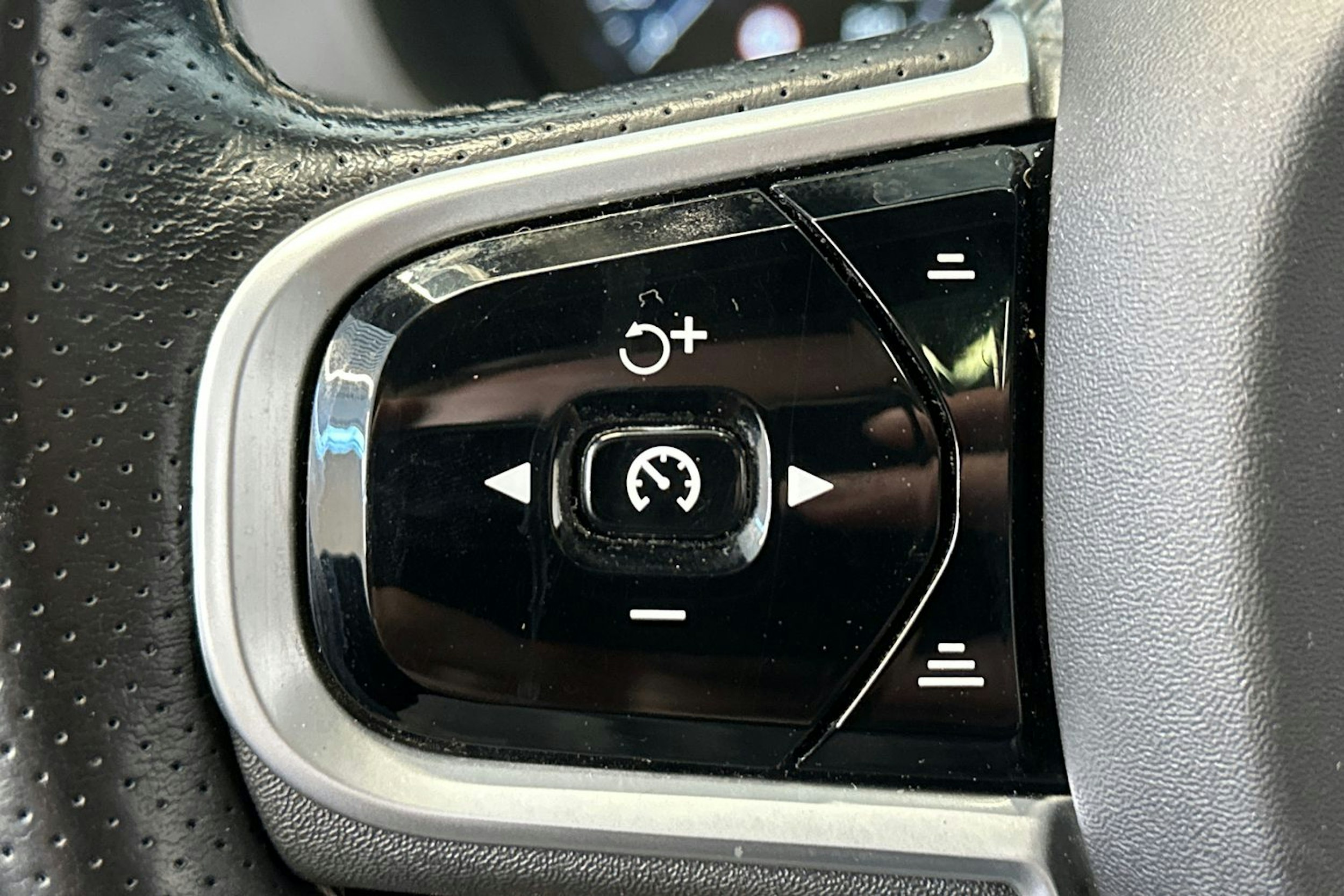 valkoinen Volvo XC60 2019 kuva 29.