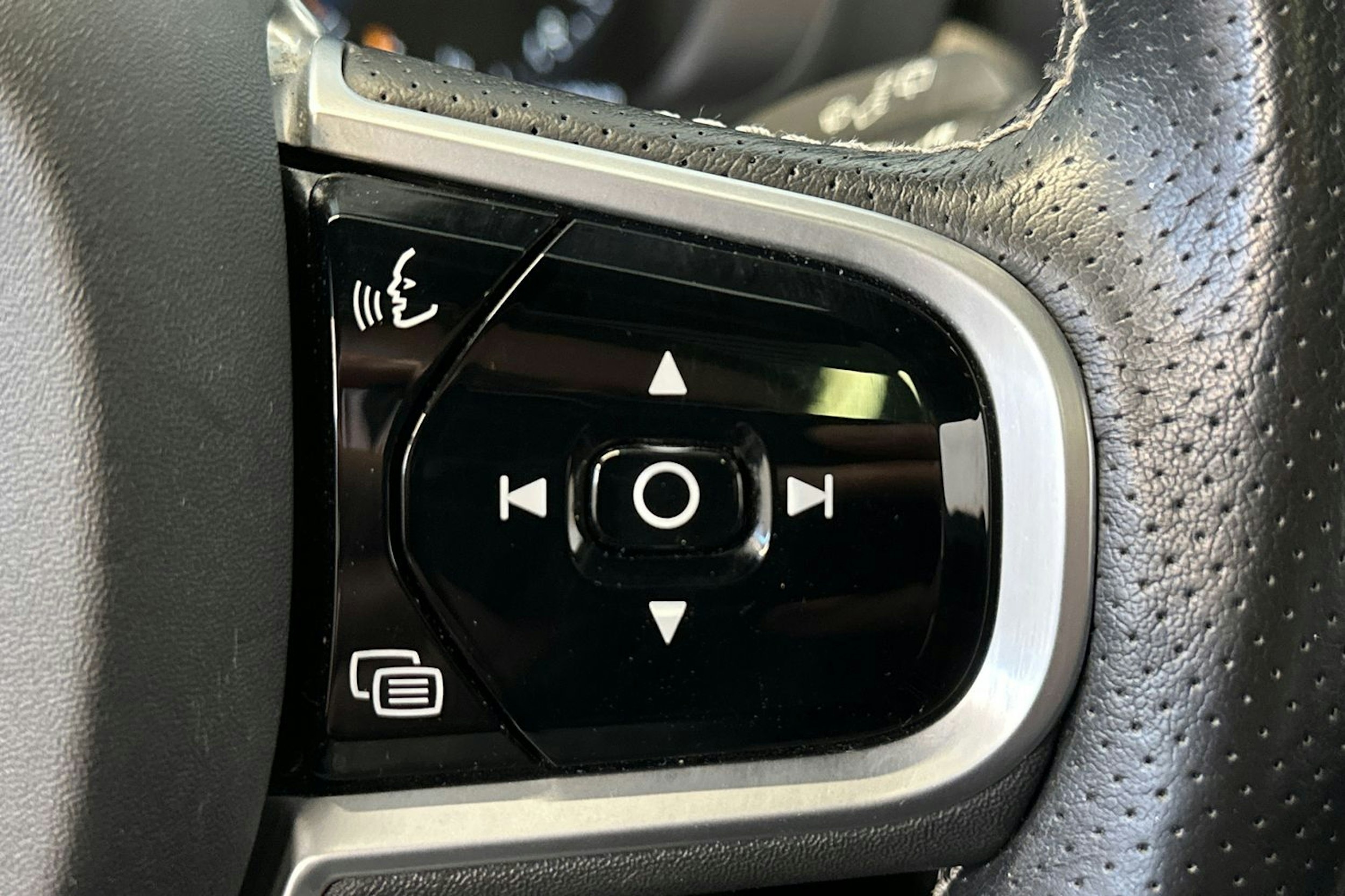 valkoinen Volvo XC60 2019 kuva 30.