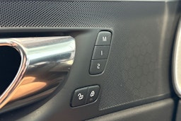 valkoinen Volvo XC60 2019 kuva 31.