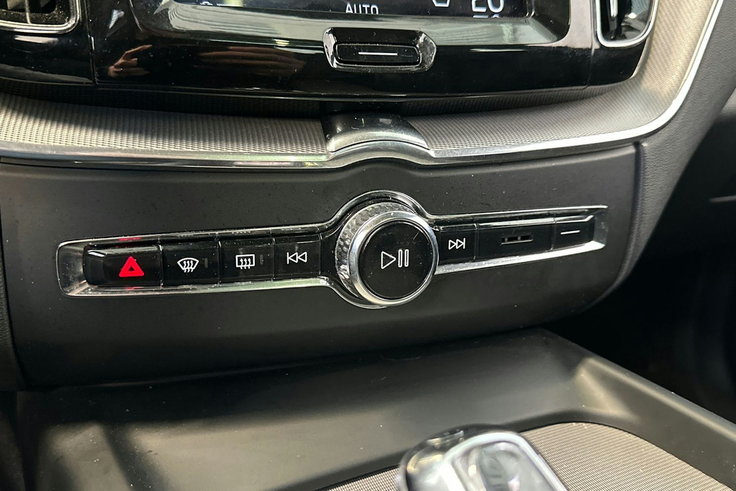 valkoinen Volvo XC60 2019 kuva 34.