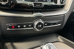 valkoinen Volvo XC60 2019 kuva 34.