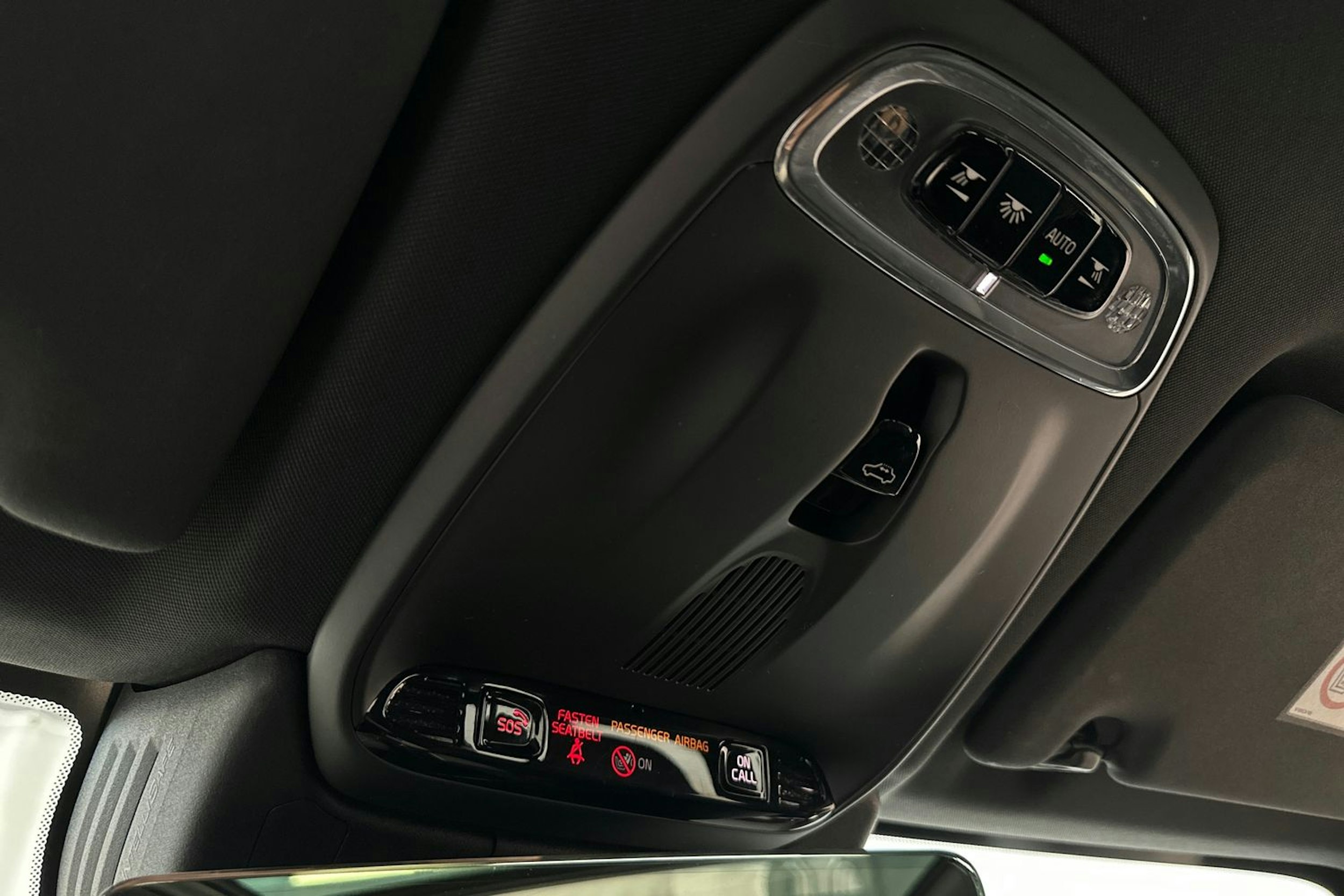 valkoinen Volvo XC60 2019 kuva 37.