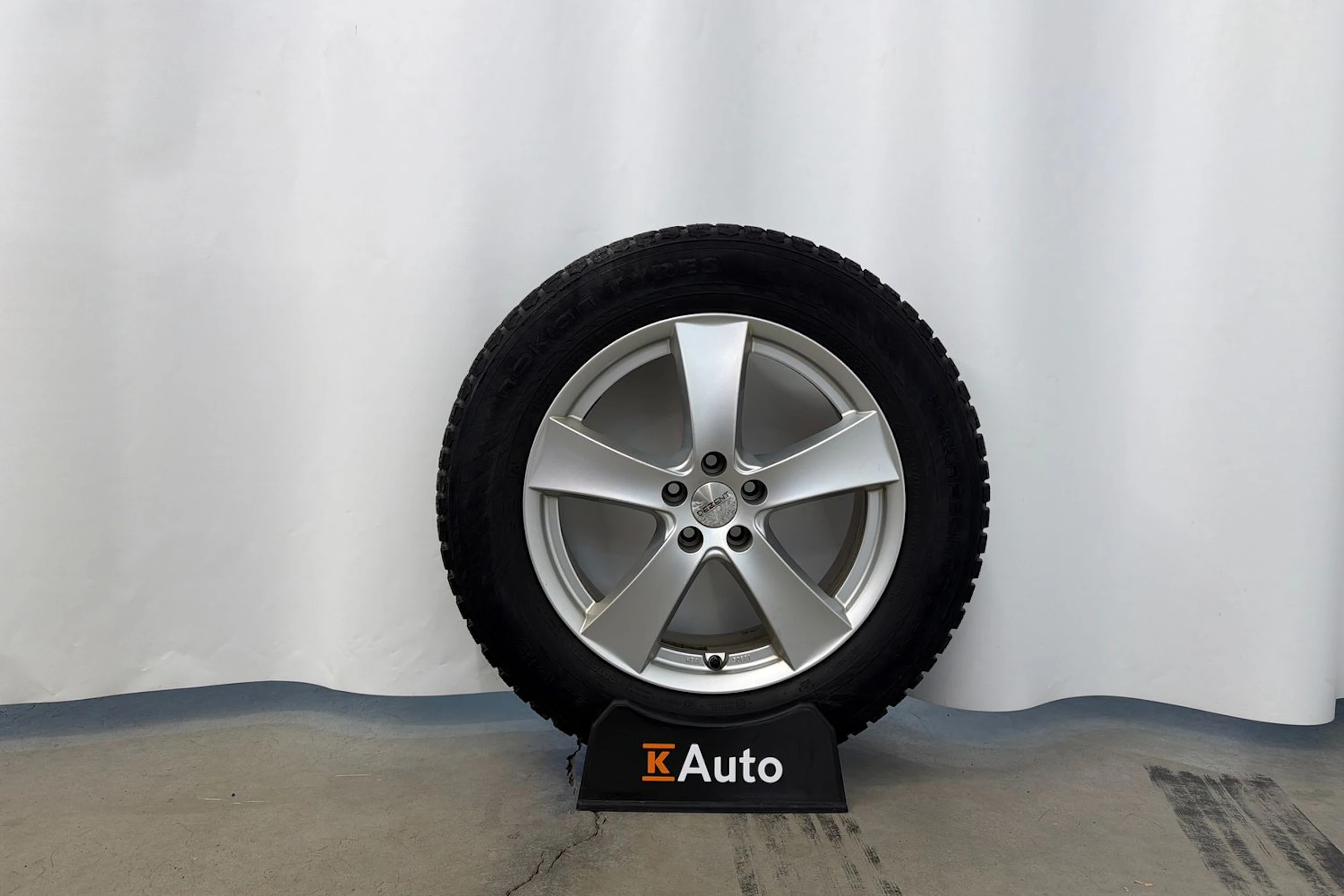 musta Volvo XC60 2019 kuva 11.