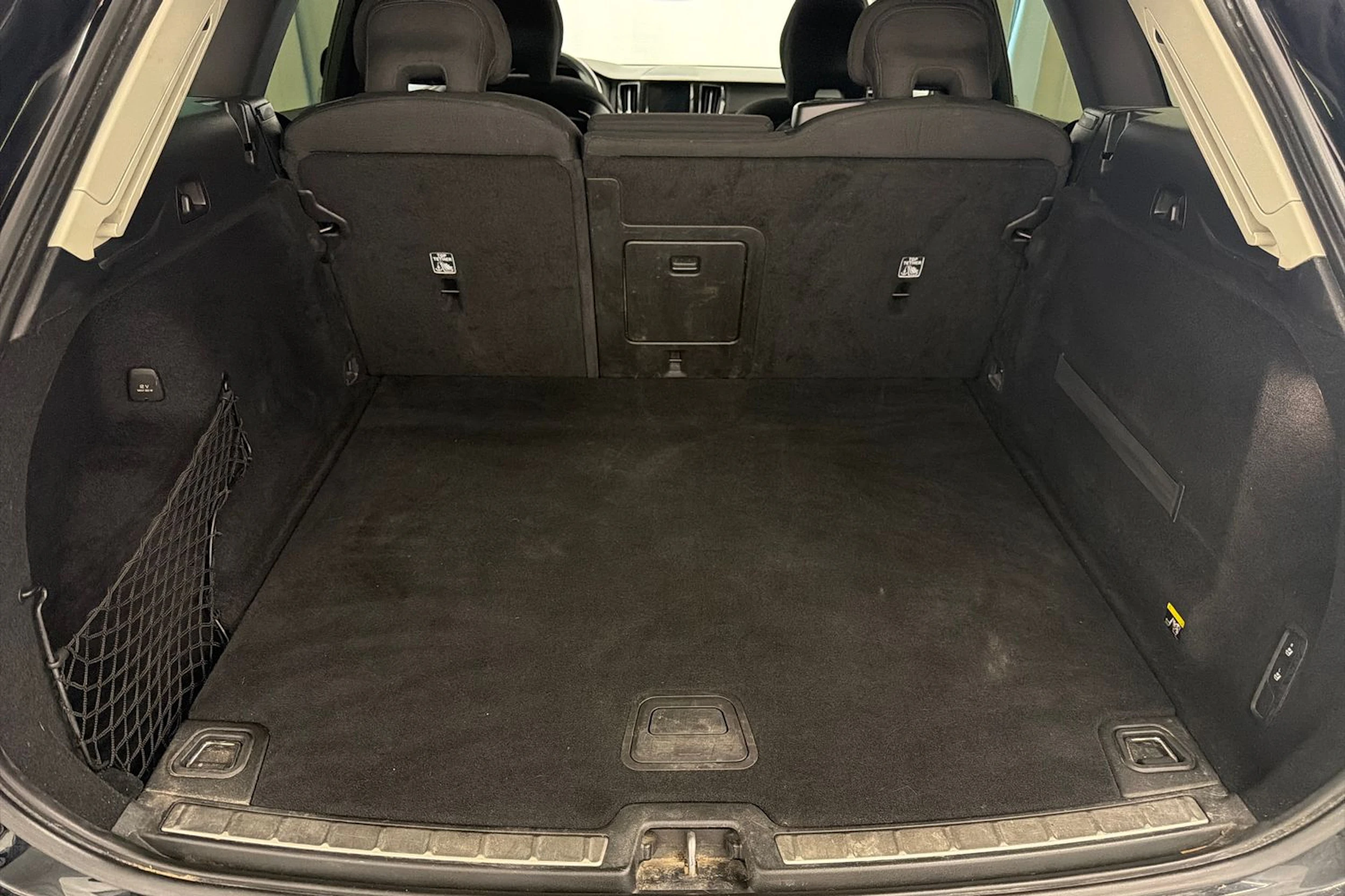 musta Volvo XC60 2019 kuva 13.
