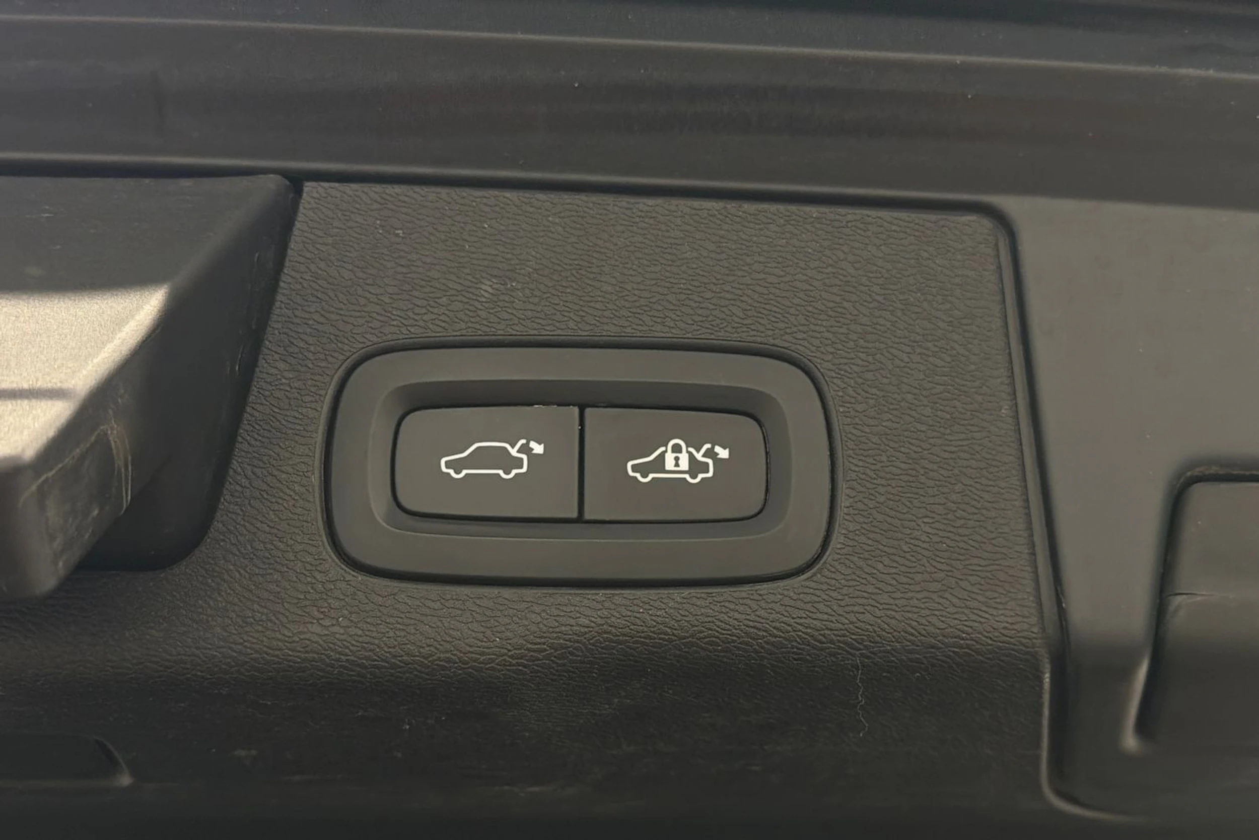 musta Volvo XC60 2019 kuva 15.