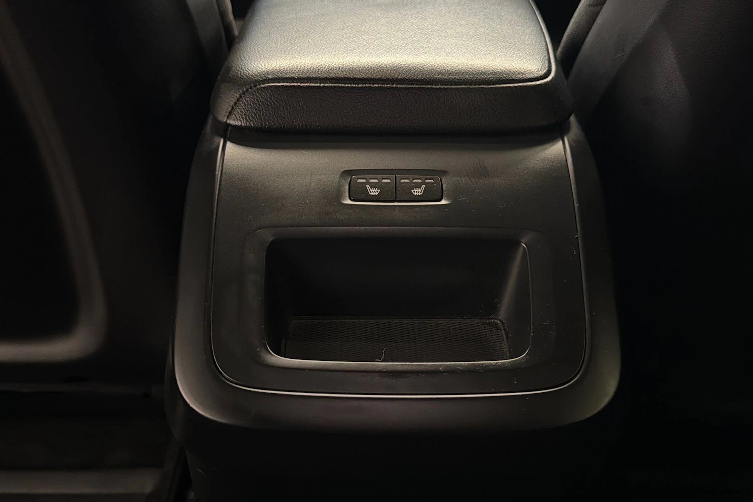 musta Volvo XC60 2019 kuva 16.