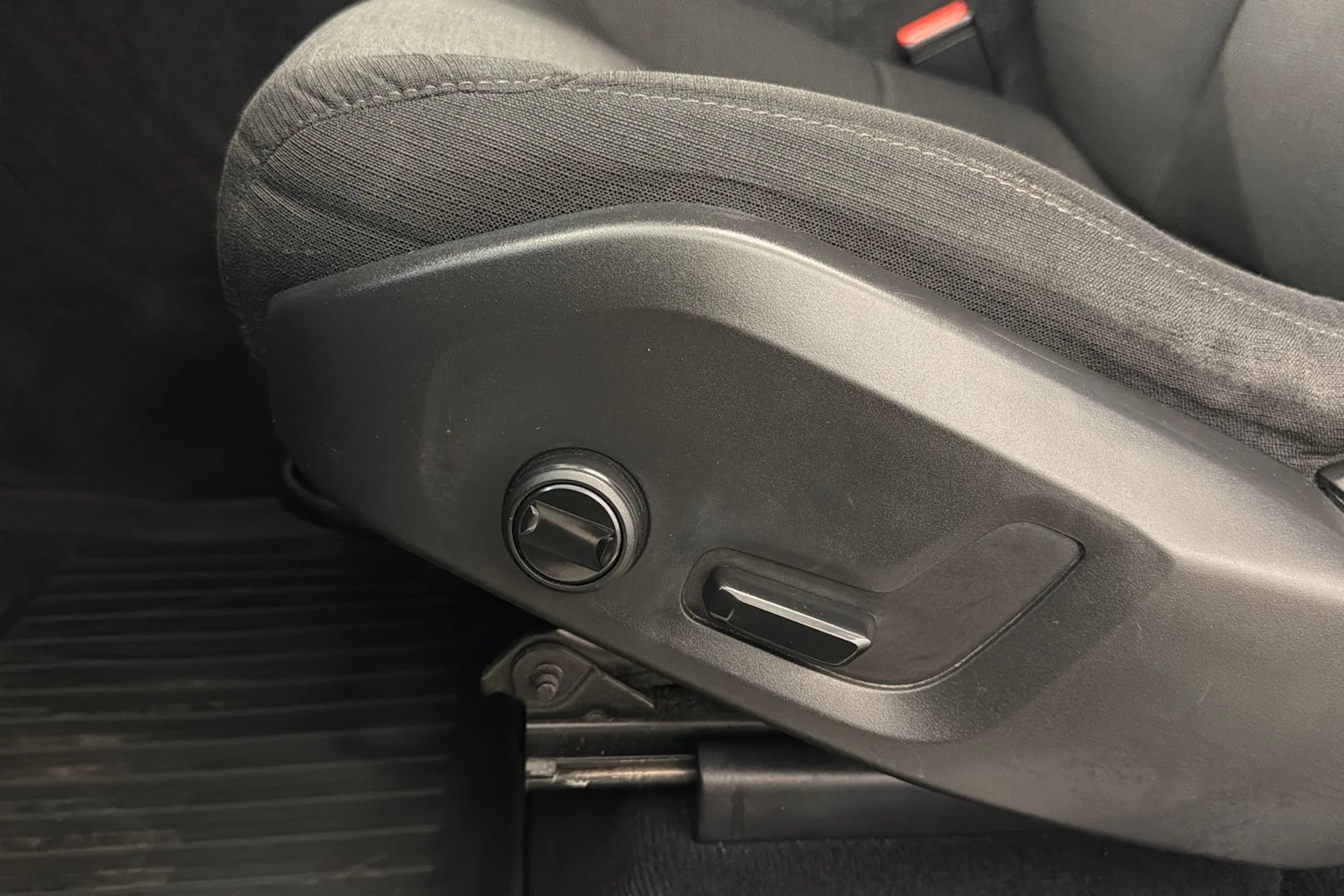 musta Volvo XC60 2019 kuva 17.