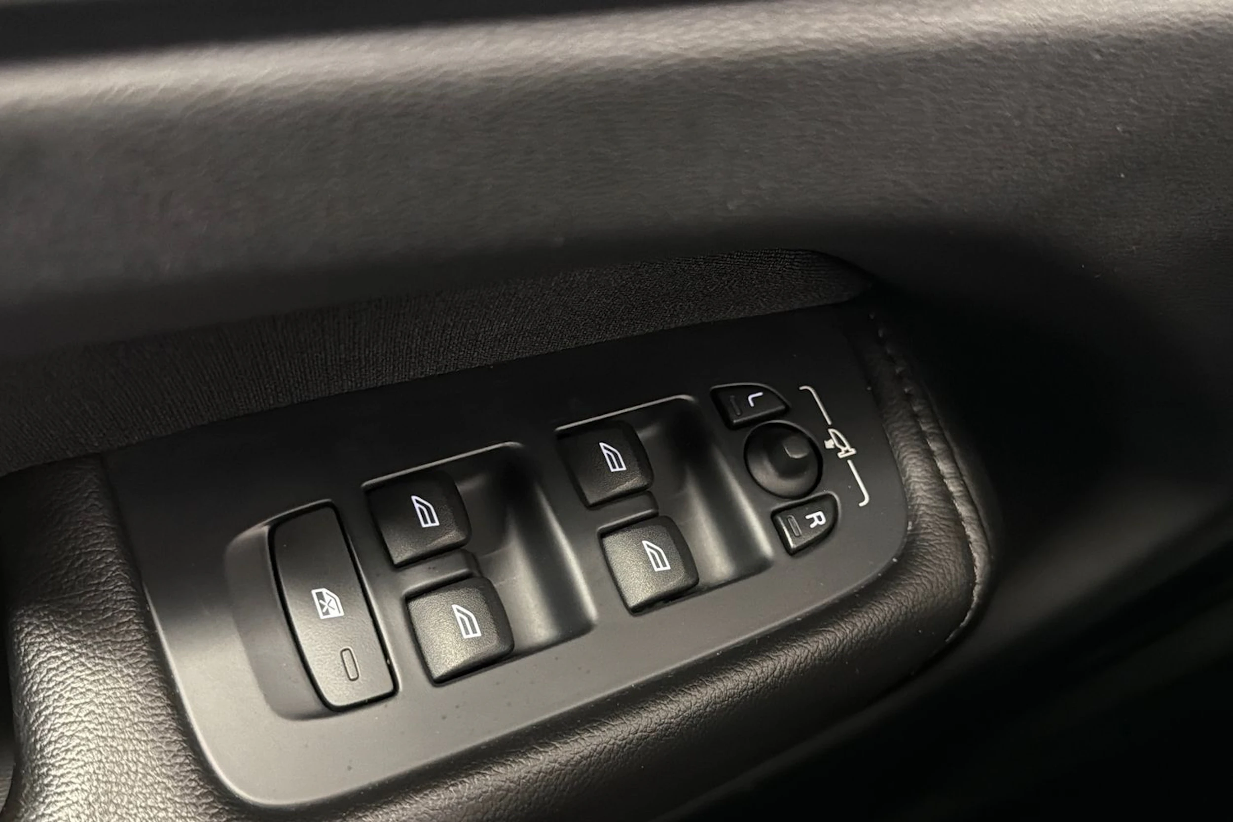 musta Volvo XC60 2019 kuva 18.