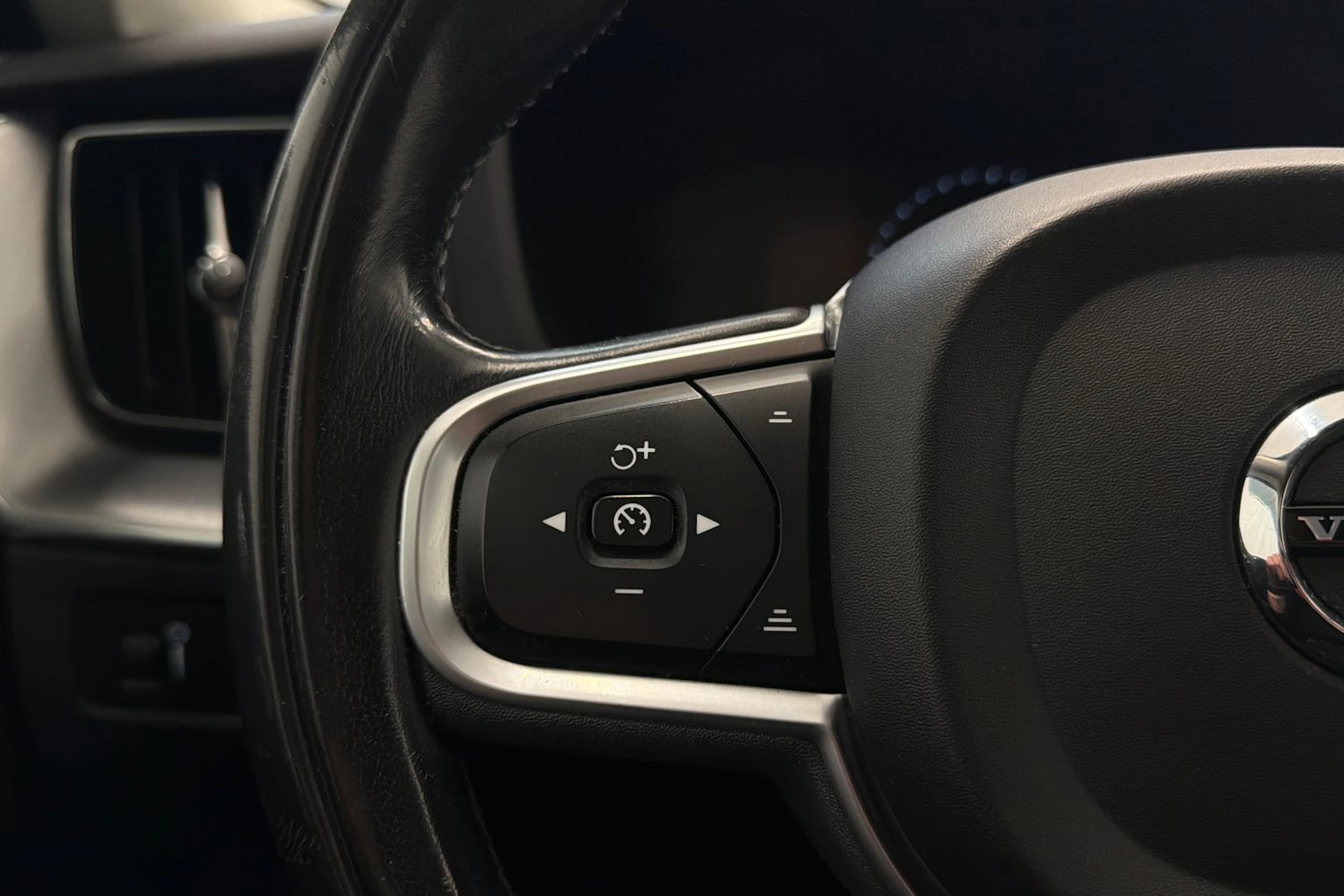 musta Volvo XC60 2019 kuva 19.