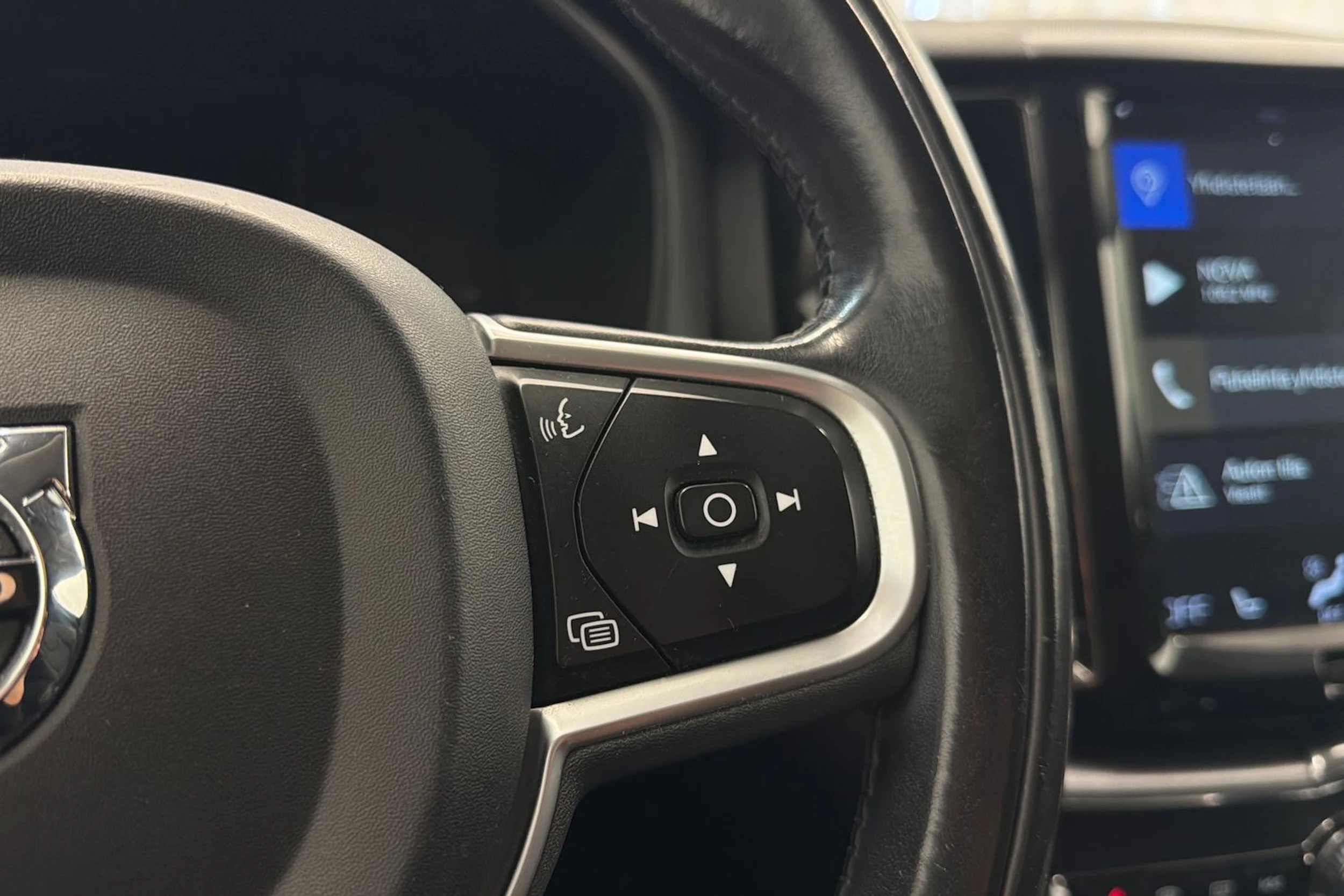 musta Volvo XC60 2019 kuva 20.