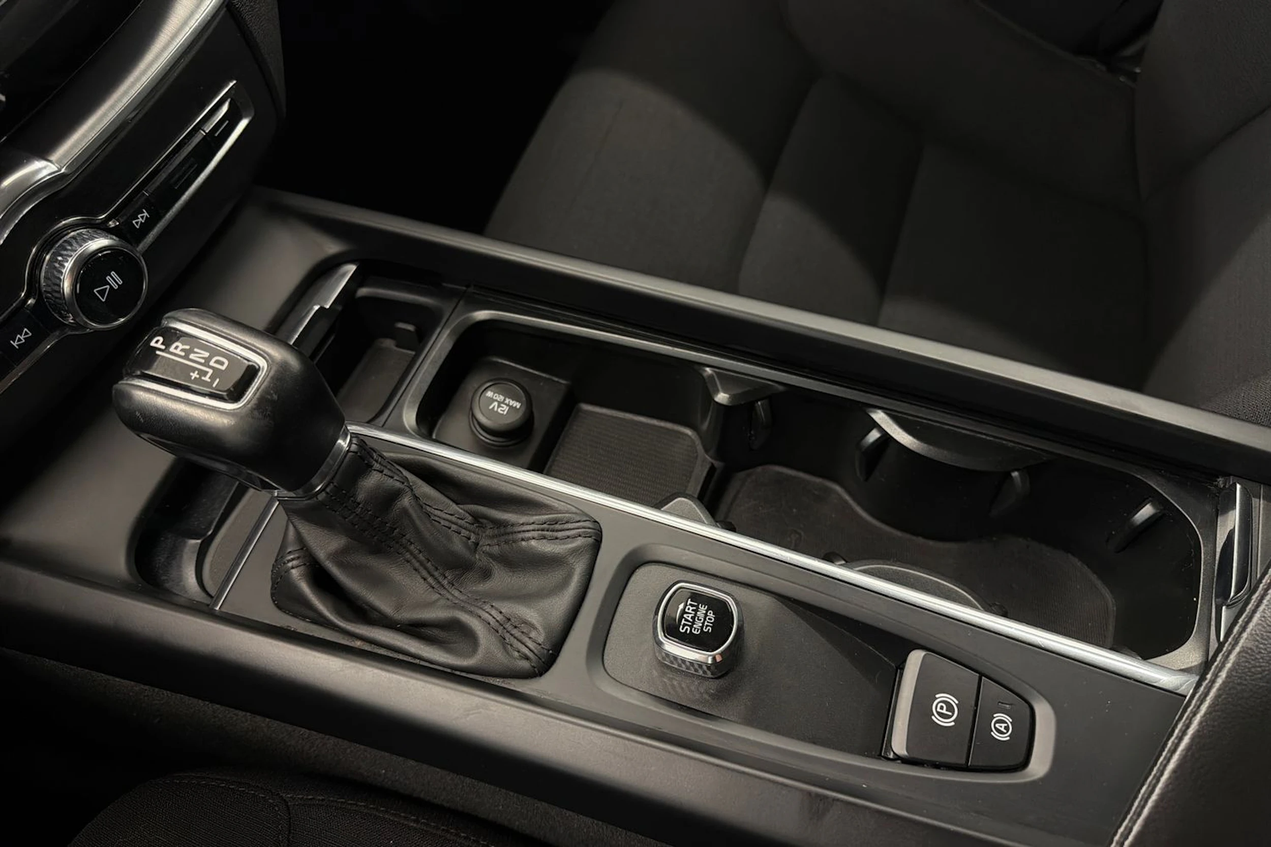 musta Volvo XC60 2019 kuva 21.