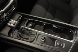musta Volvo XC60 2019 kuva 21.