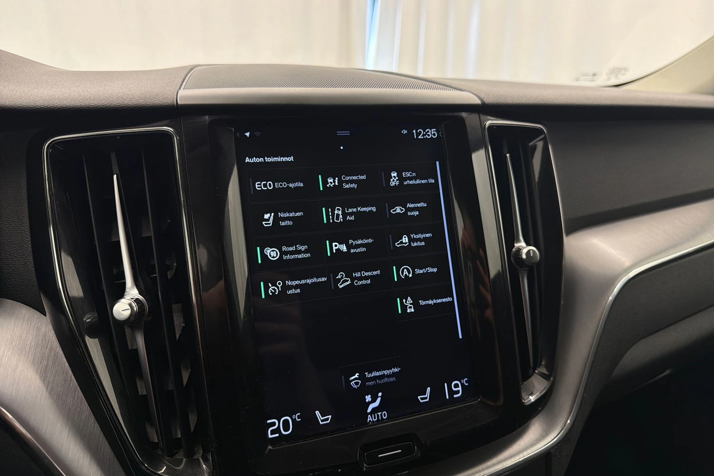 musta Volvo XC60 2019 kuva 22.