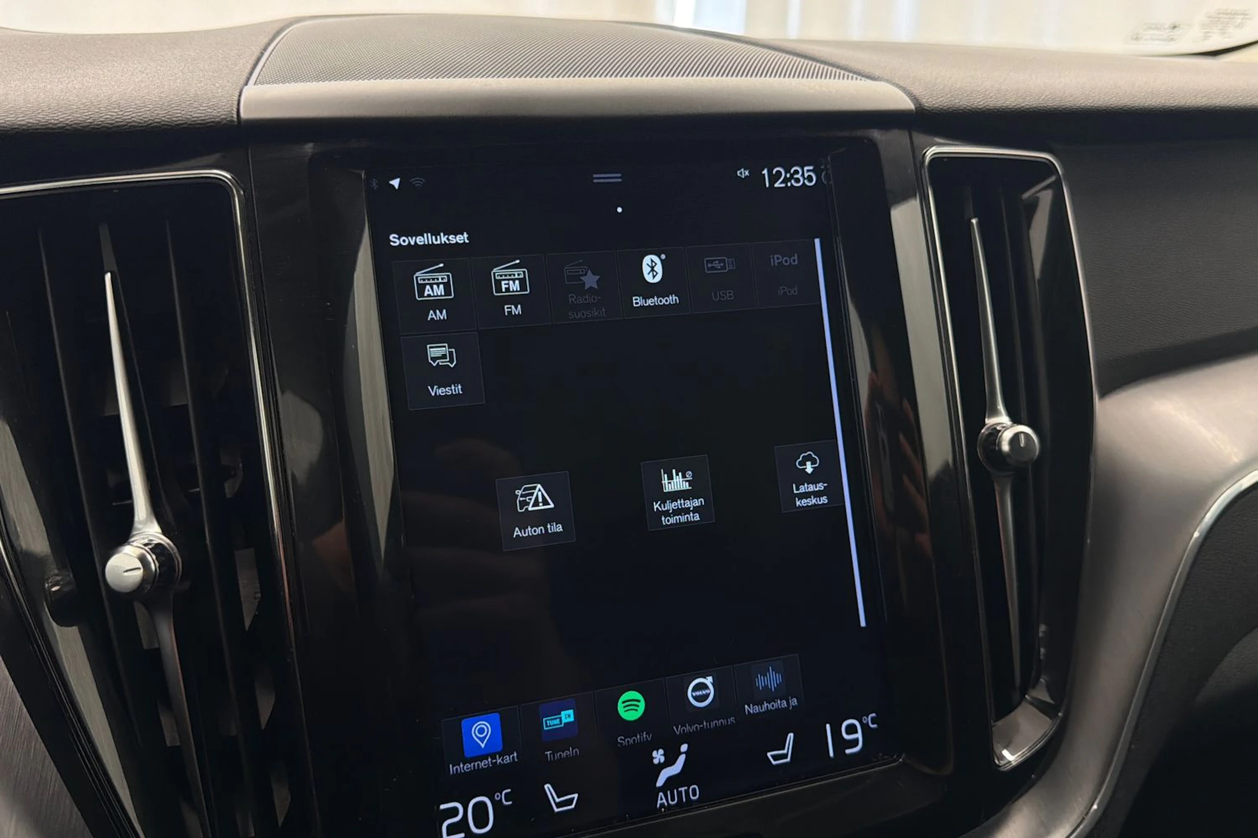 musta Volvo XC60 2019 kuva 23.