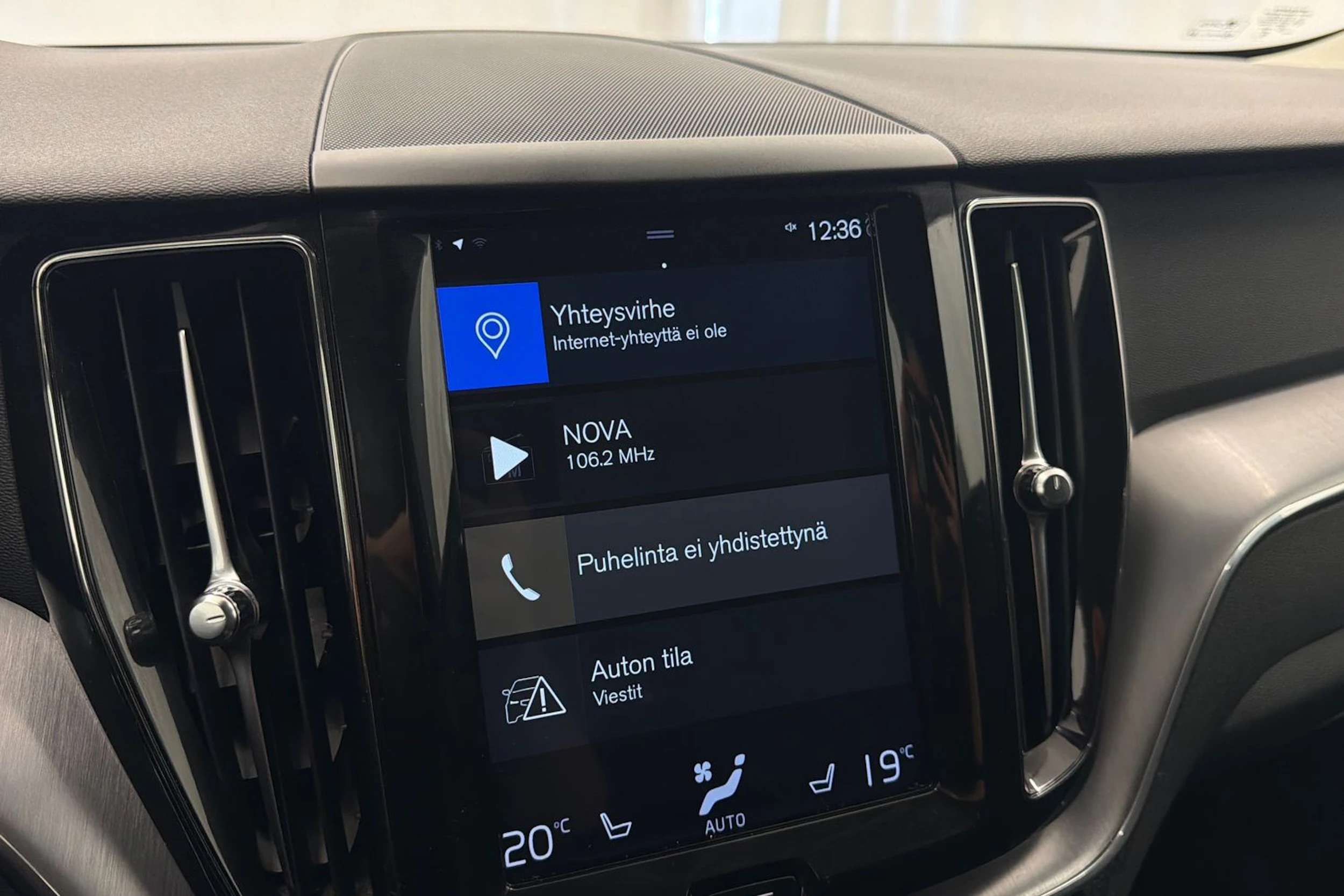 musta Volvo XC60 2019 kuva 25.
