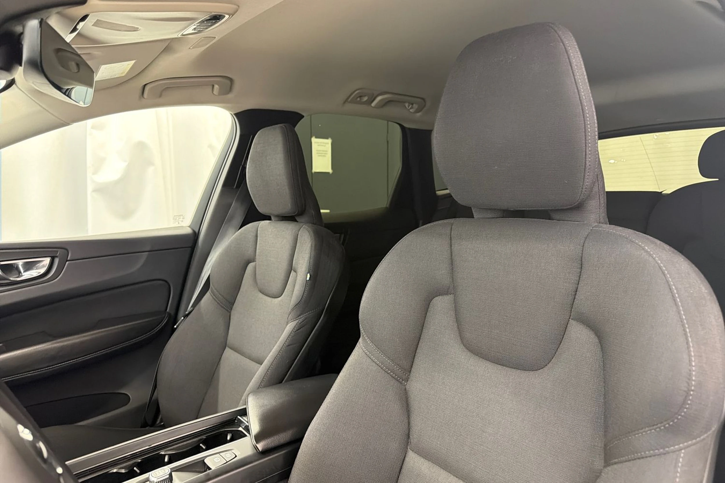 musta Volvo XC60 2019 kuva 27.