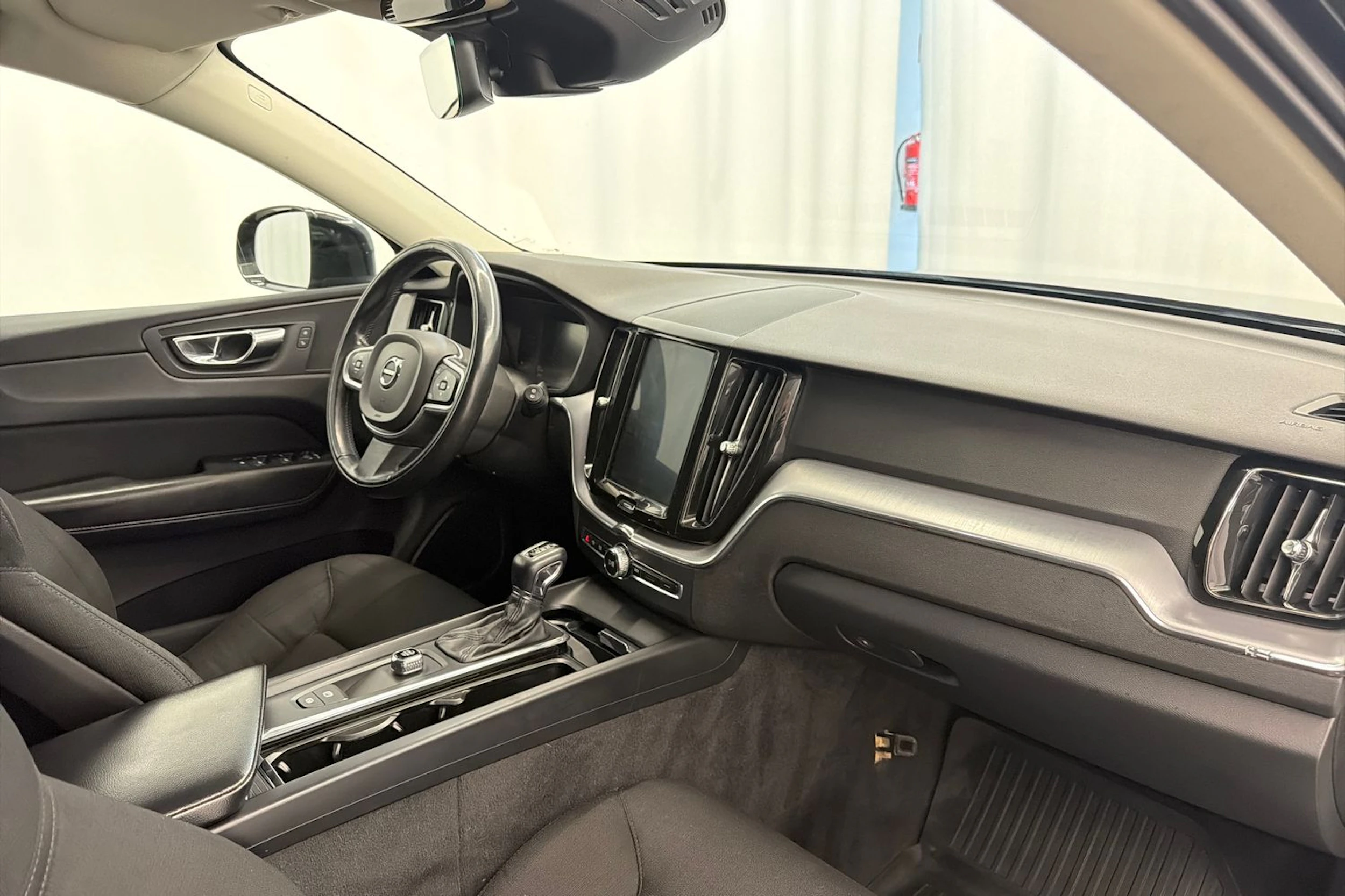 musta Volvo XC60 2019 kuva 28.