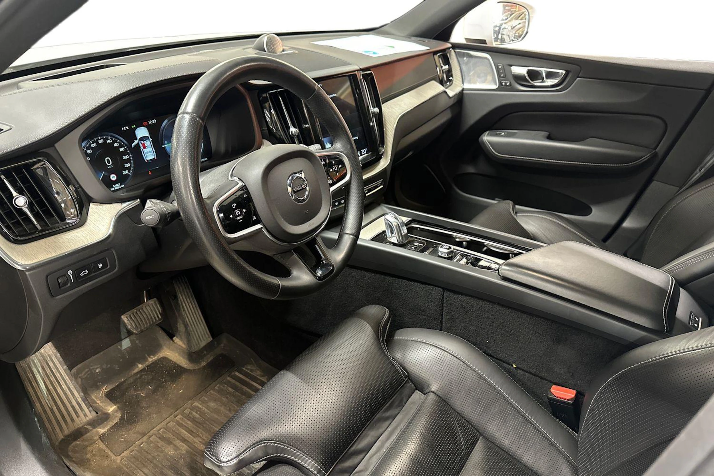 valkoinen Volvo XC60 2019 kuva 3.