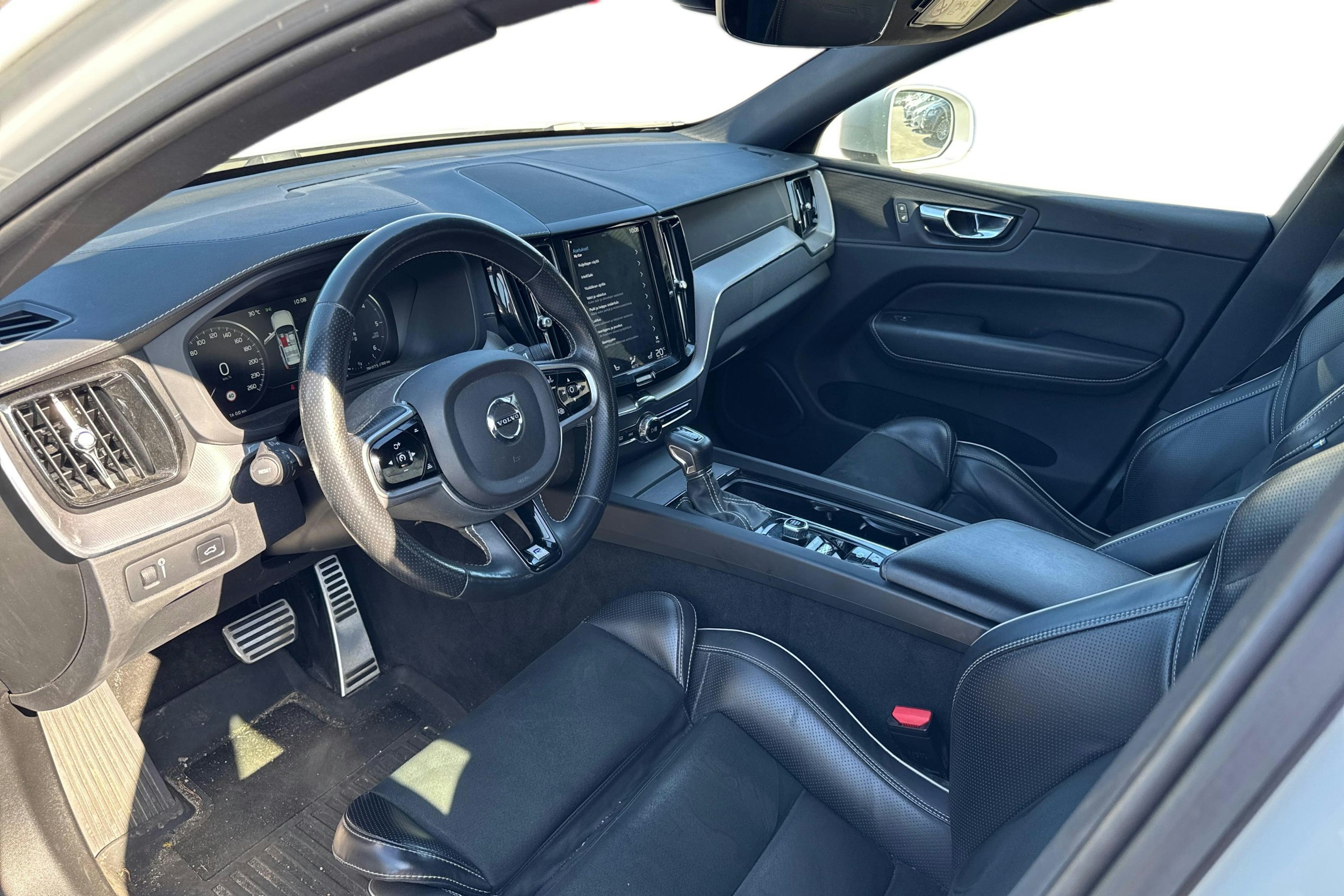 valkoinen Volvo XC60 2019 kuva 3.