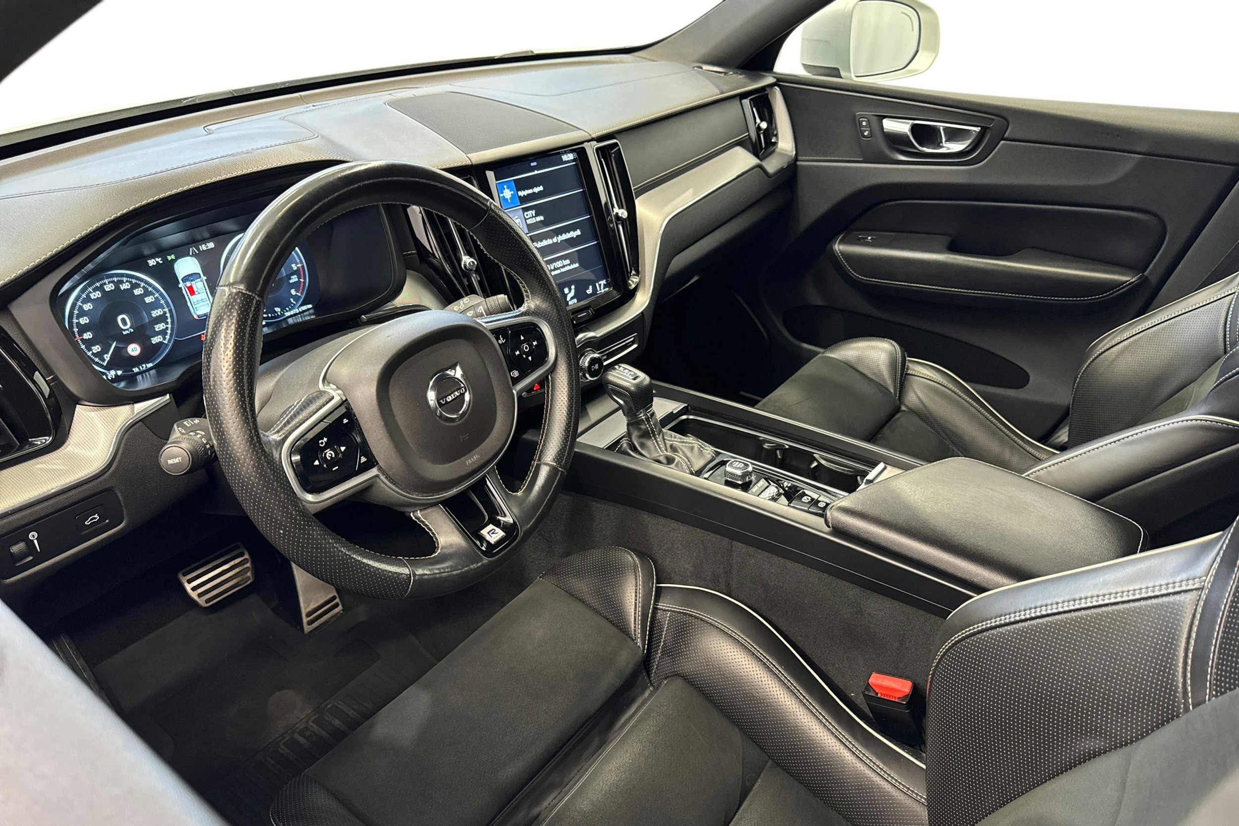 valkoinen Volvo XC60 2019 kuva 7.