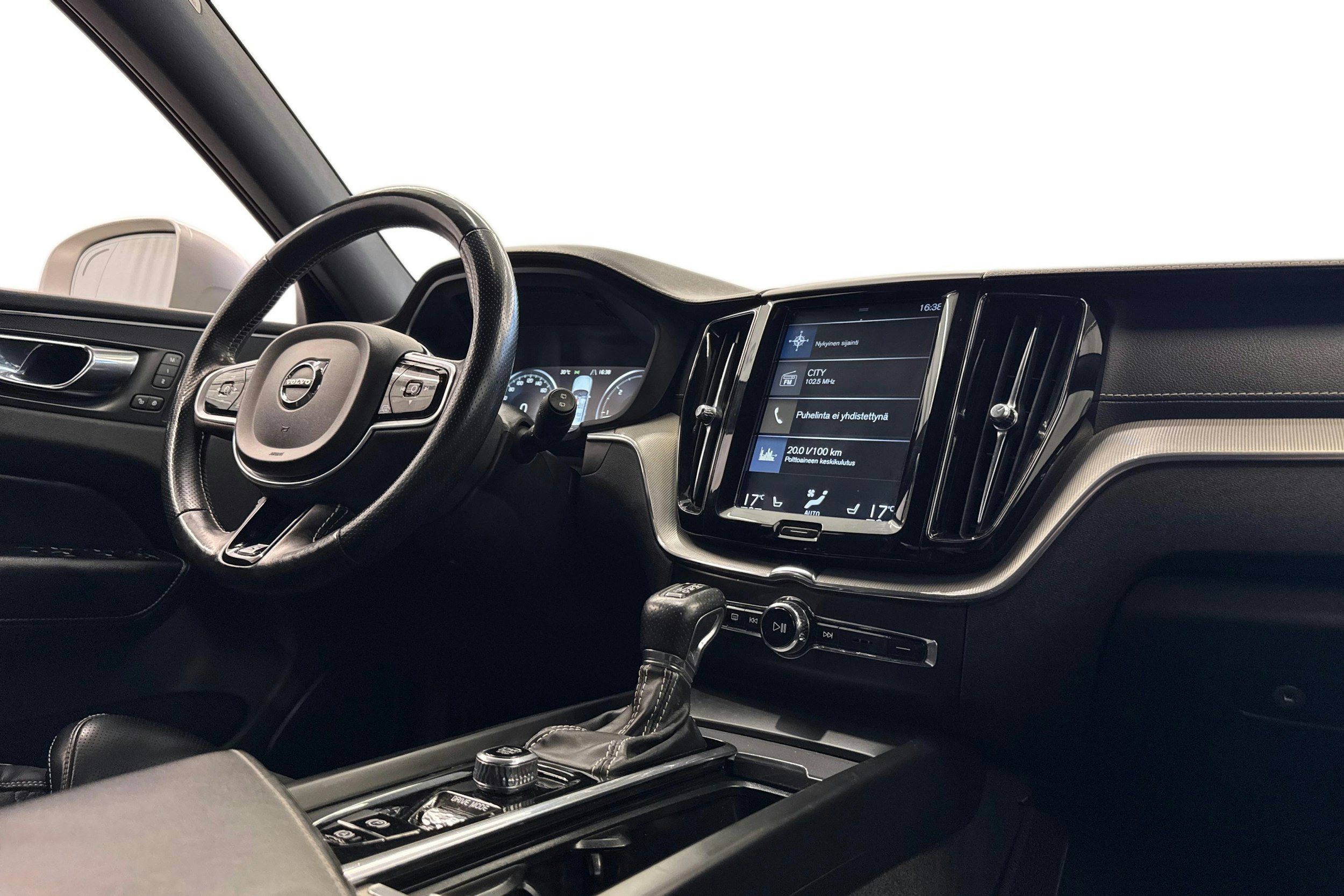 valkoinen Volvo XC60 2019 kuva 10.