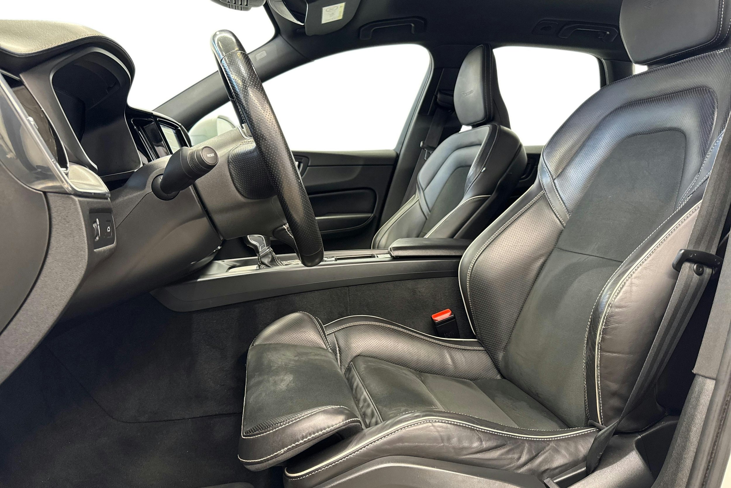 valkoinen Volvo XC60 2019 kuva 11.